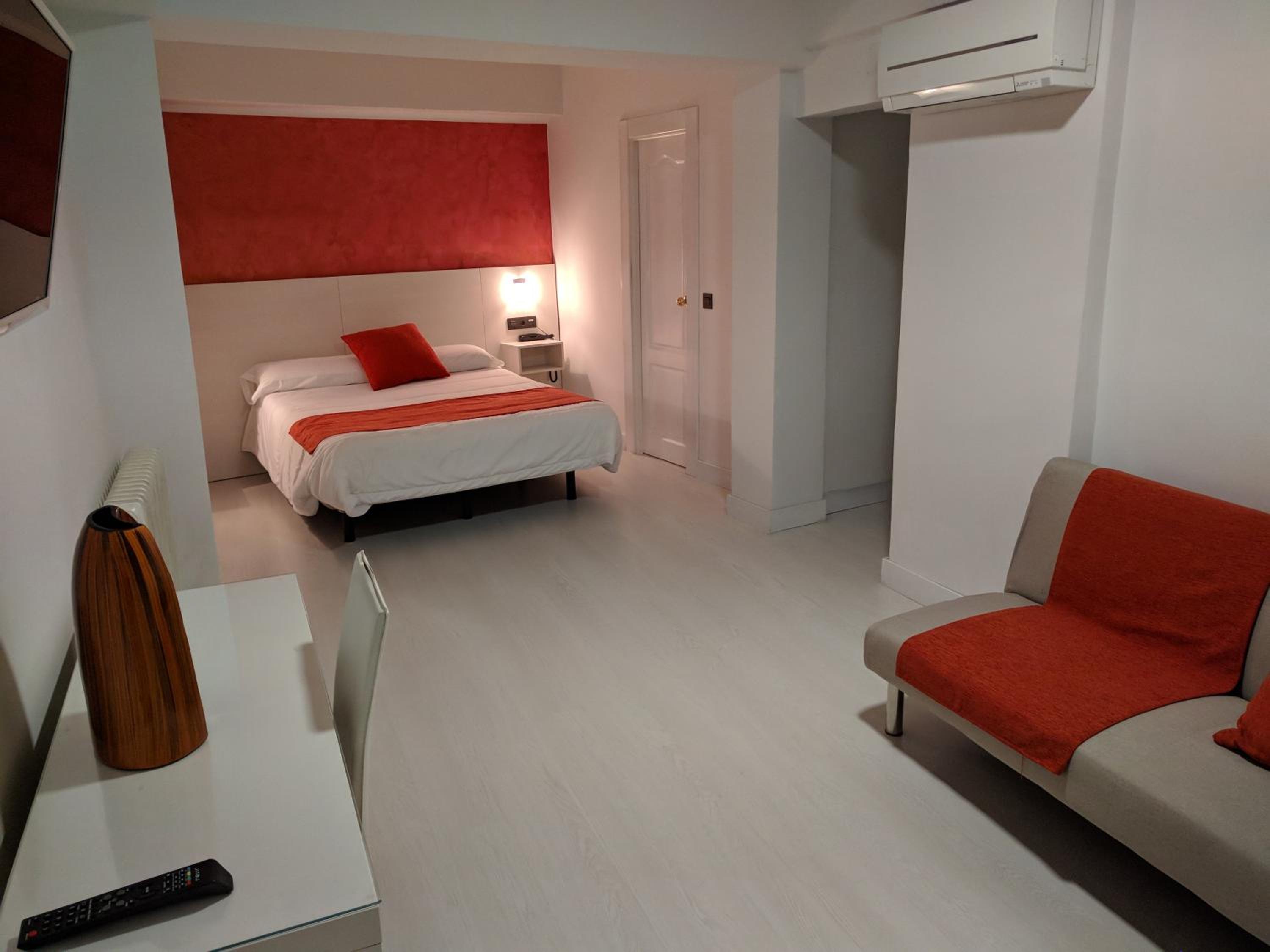 Standard Twin Room with Sofa - Photo 6