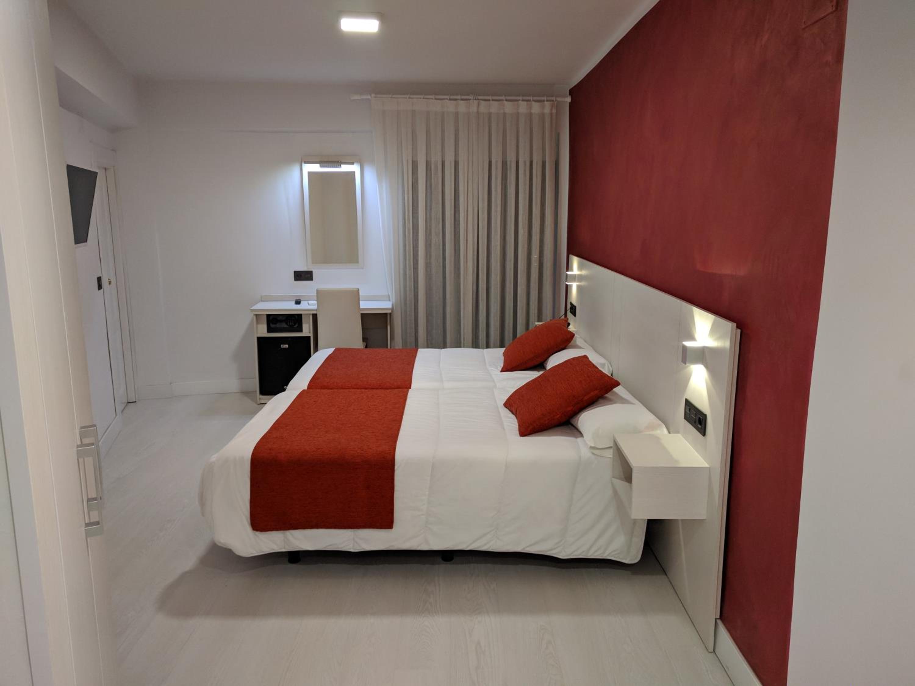 Double or Twin Room - Photo 2