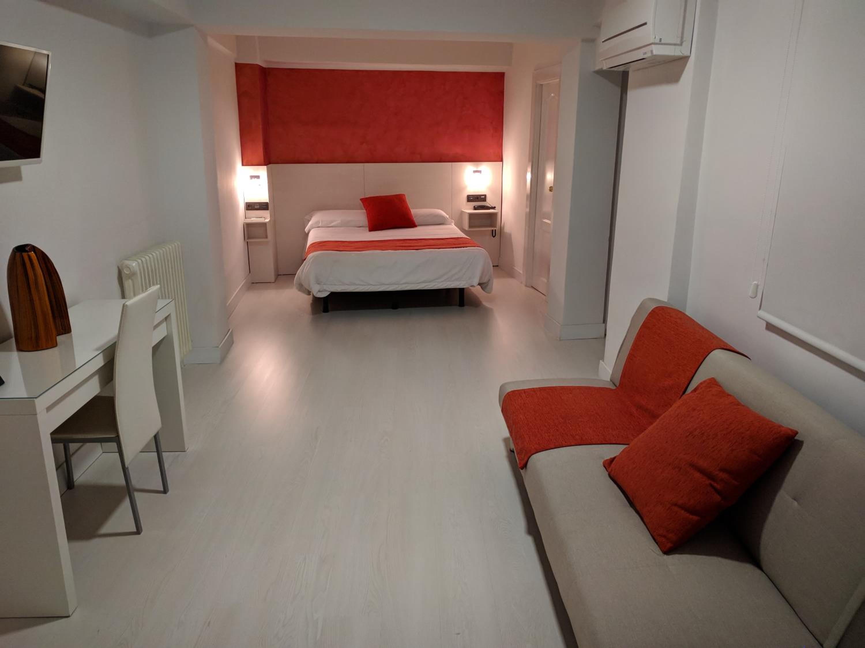 Standard Twin Room with Sofa - Photo 2