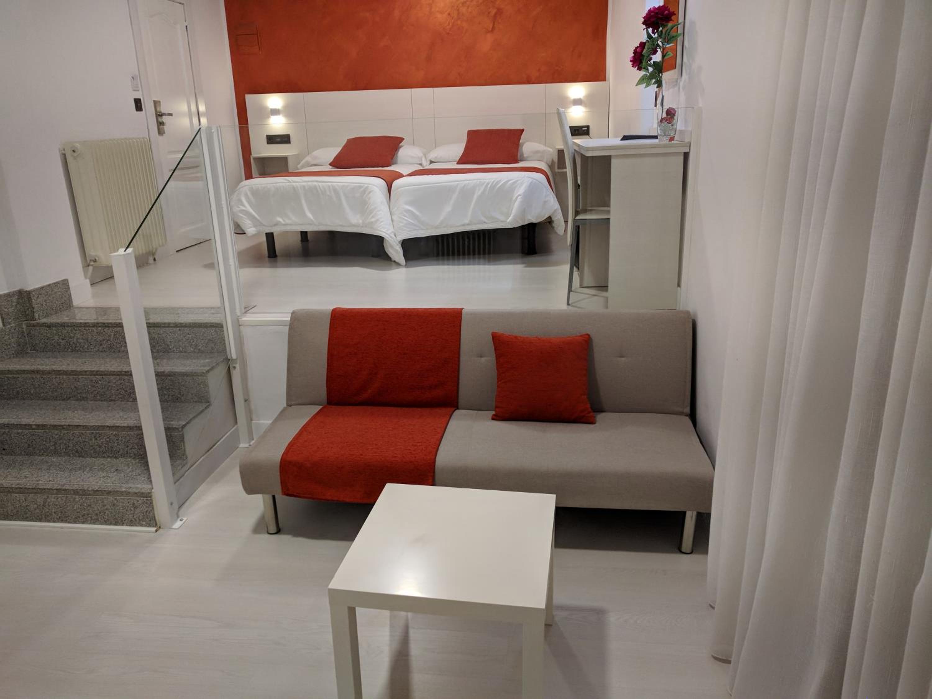 Standard Twin Room with Sofa - Photo 3