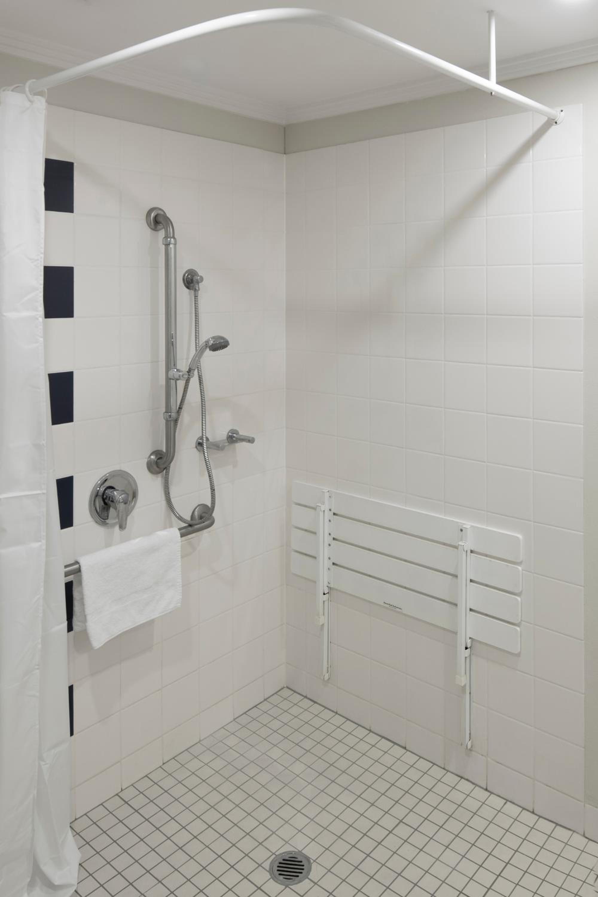 Standard Accessible King Room thumbnail 6