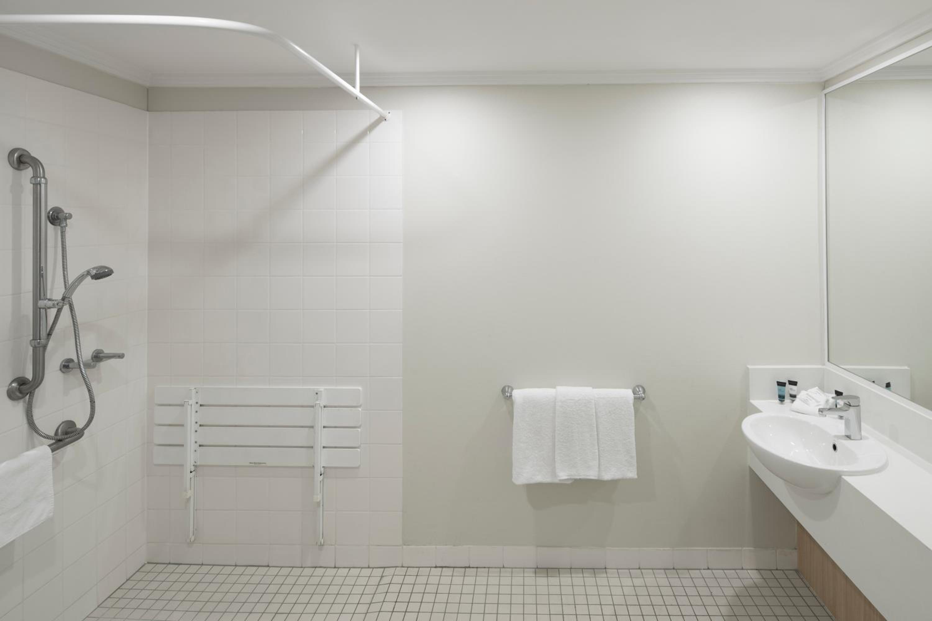 Standard Accessible King Room thumbnail 5