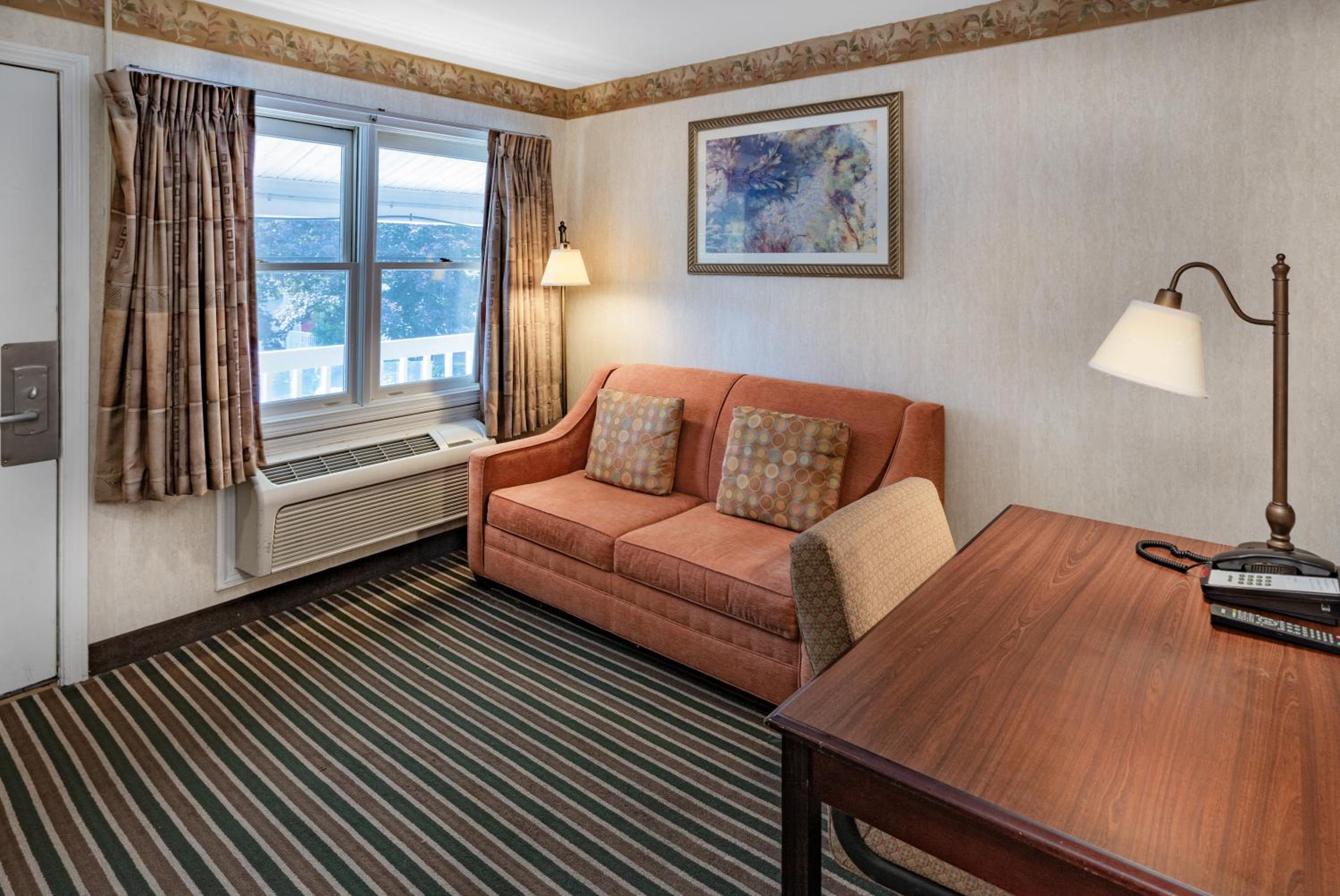 One-Bedroom Queen Suite - Non-Smoking photo 3