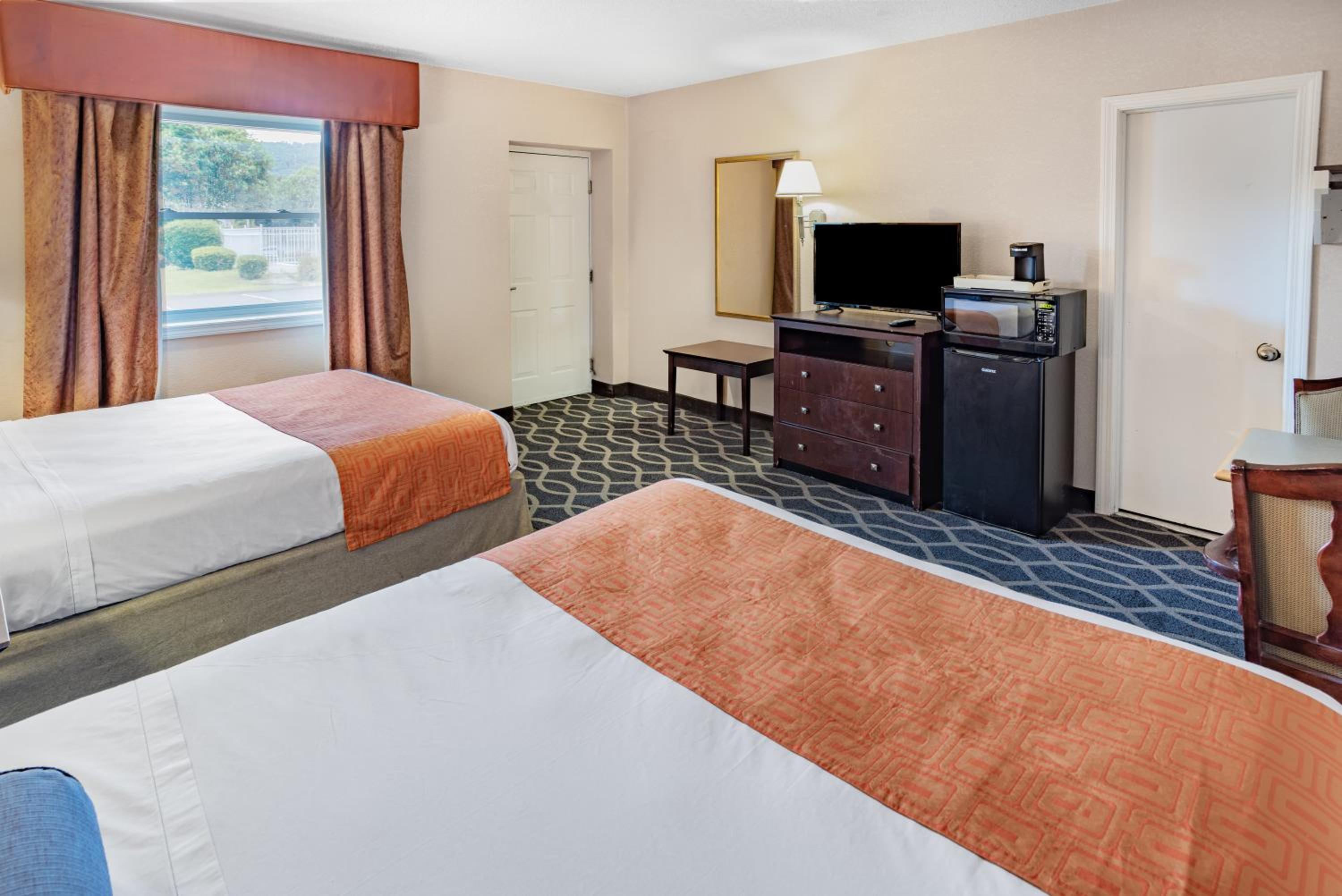 Queen Room with Two Queen Beds - Non-Smoking - Photo 3
