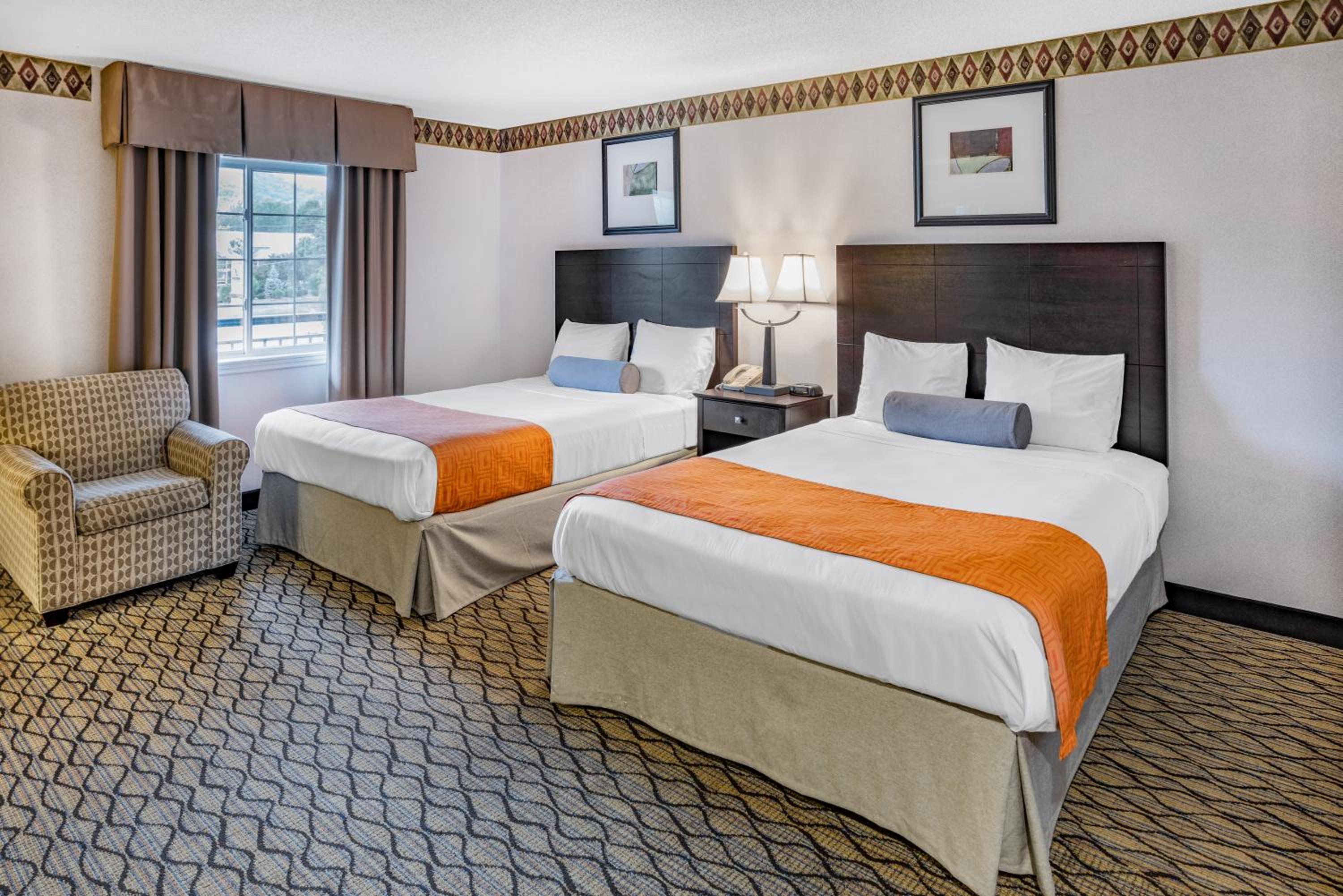 Queen Room with Two Queen Beds - Non-Smoking - Photo 2