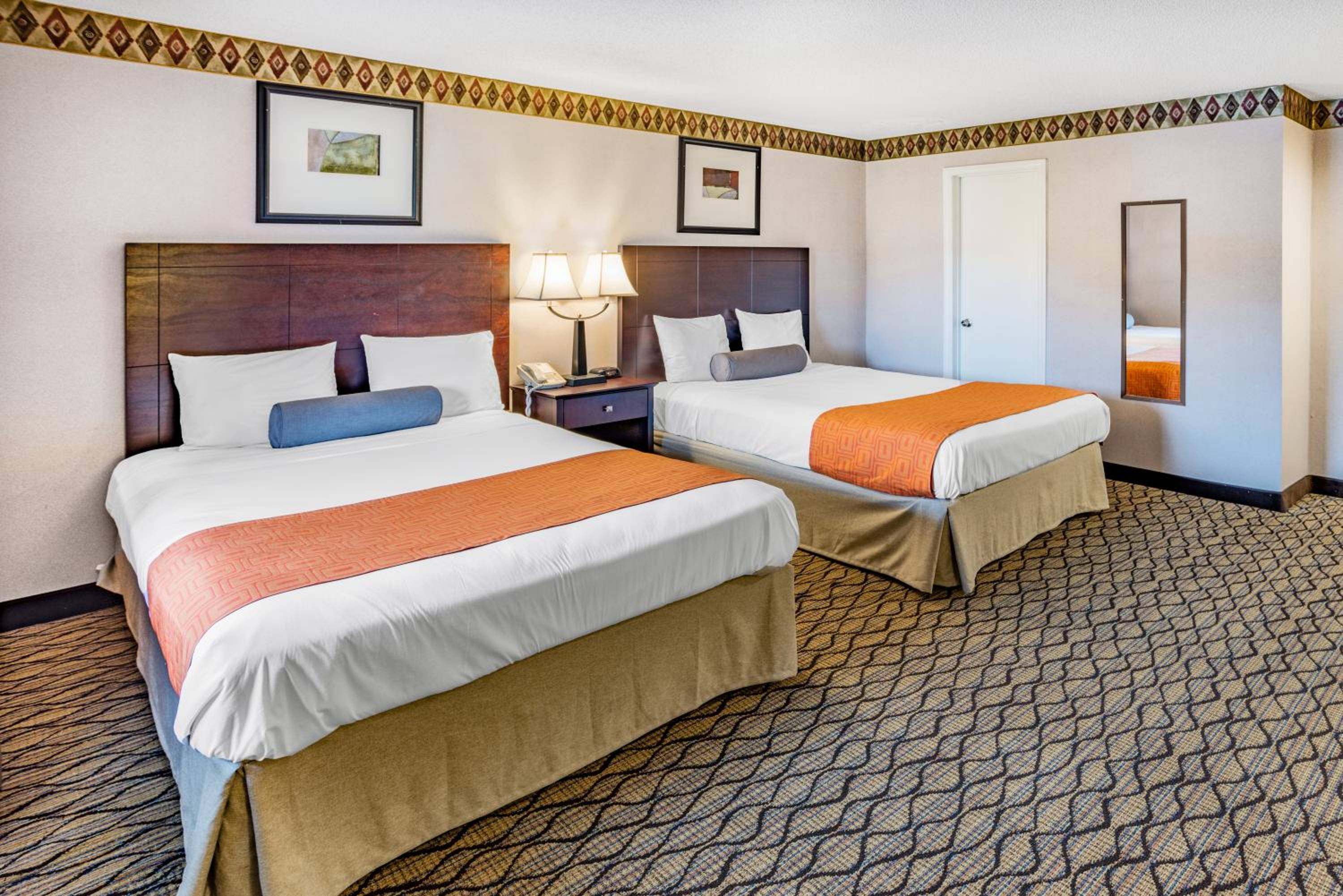 Queen Room with Two Queen Beds - Non-Smoking - Photo 1