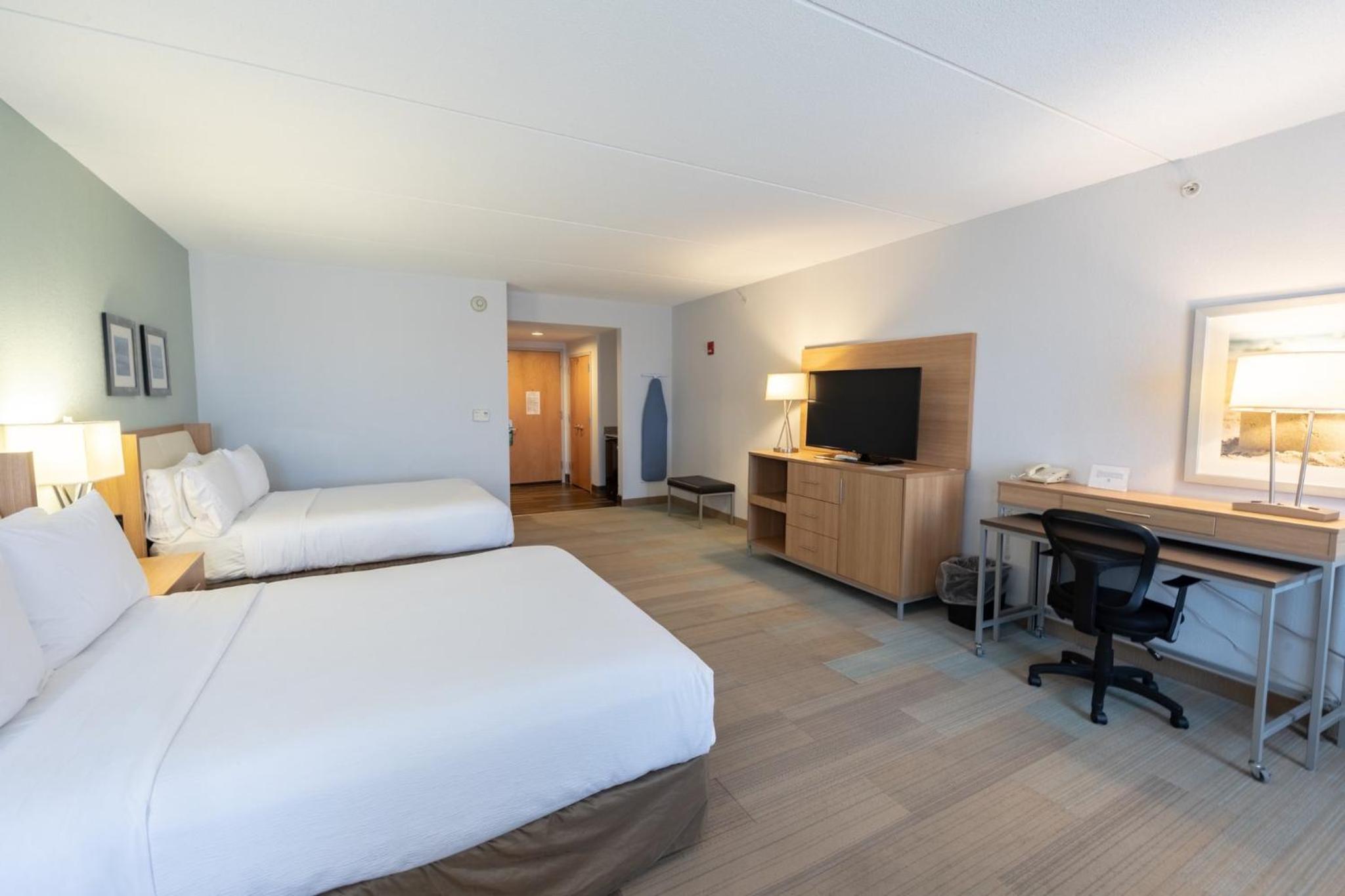 Queen Room with Two Queen Beds - Photo 4