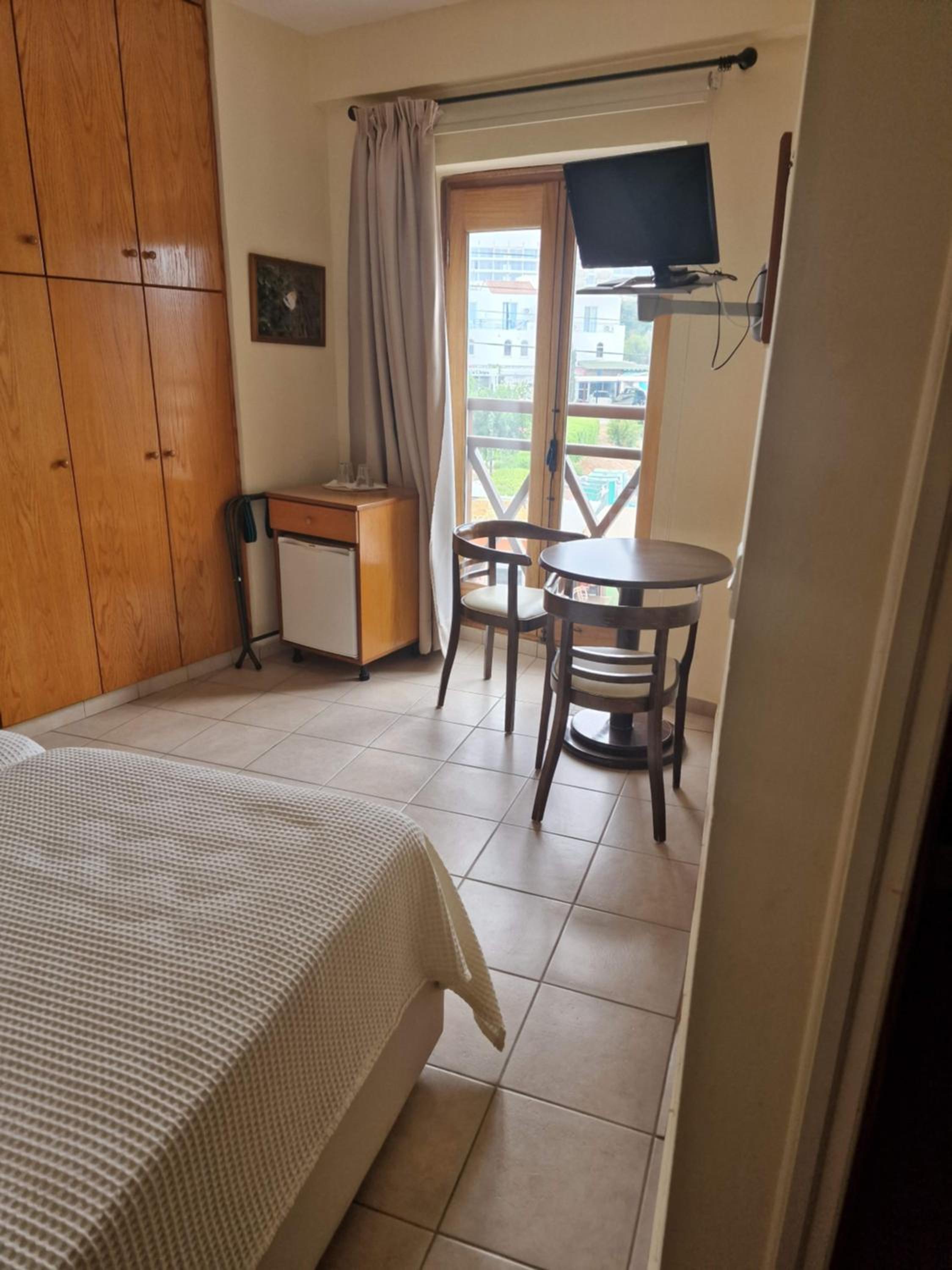 Small Double Room - Photo 6