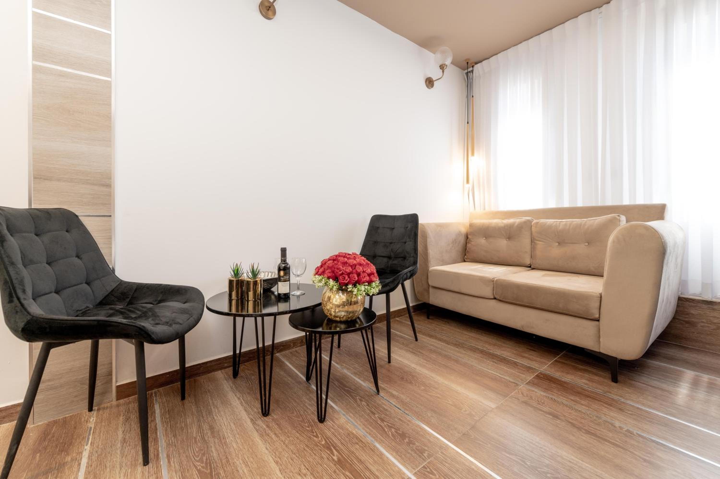 One-Bedroom Apartment photo 2