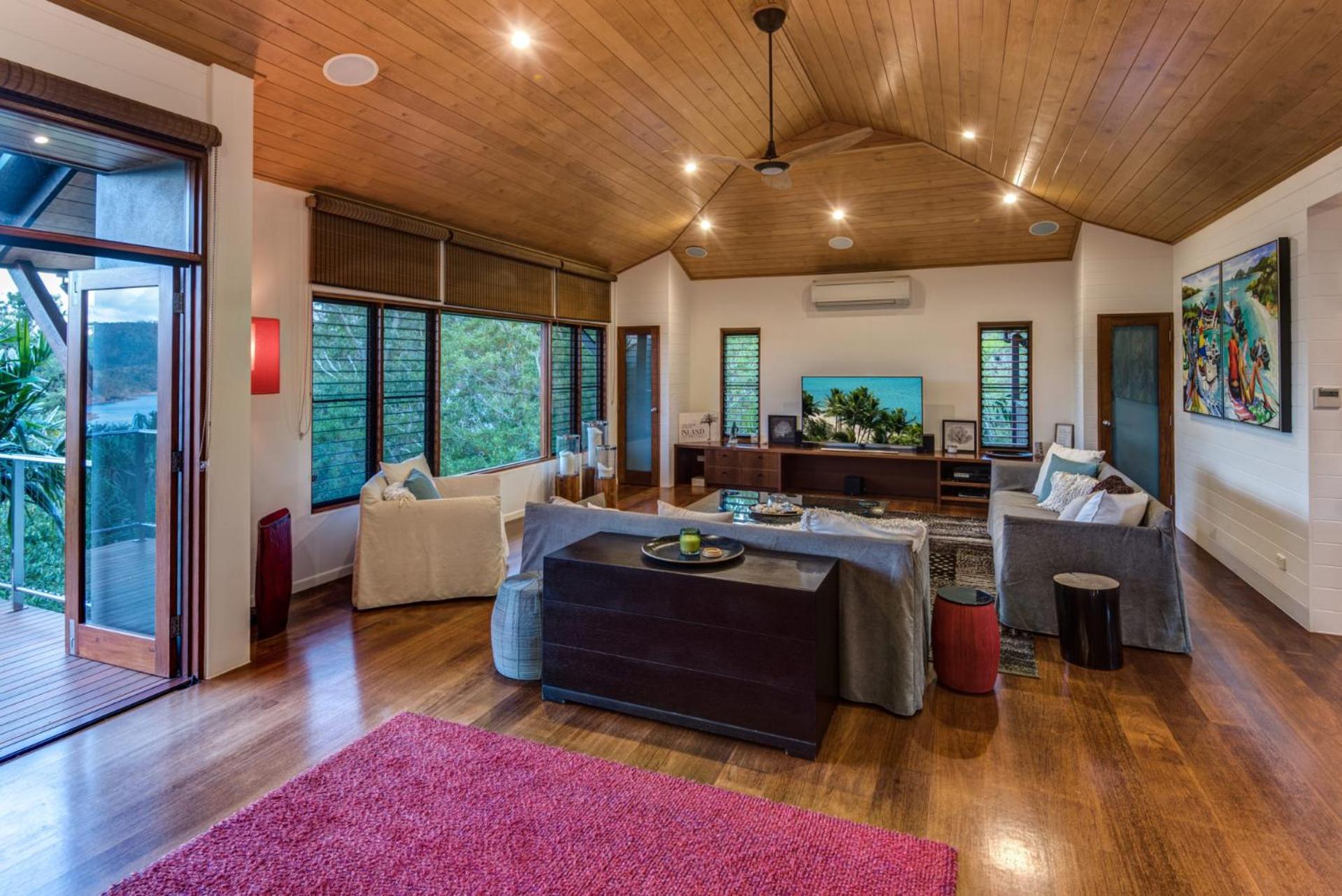 Five-Bedroom House photo 3