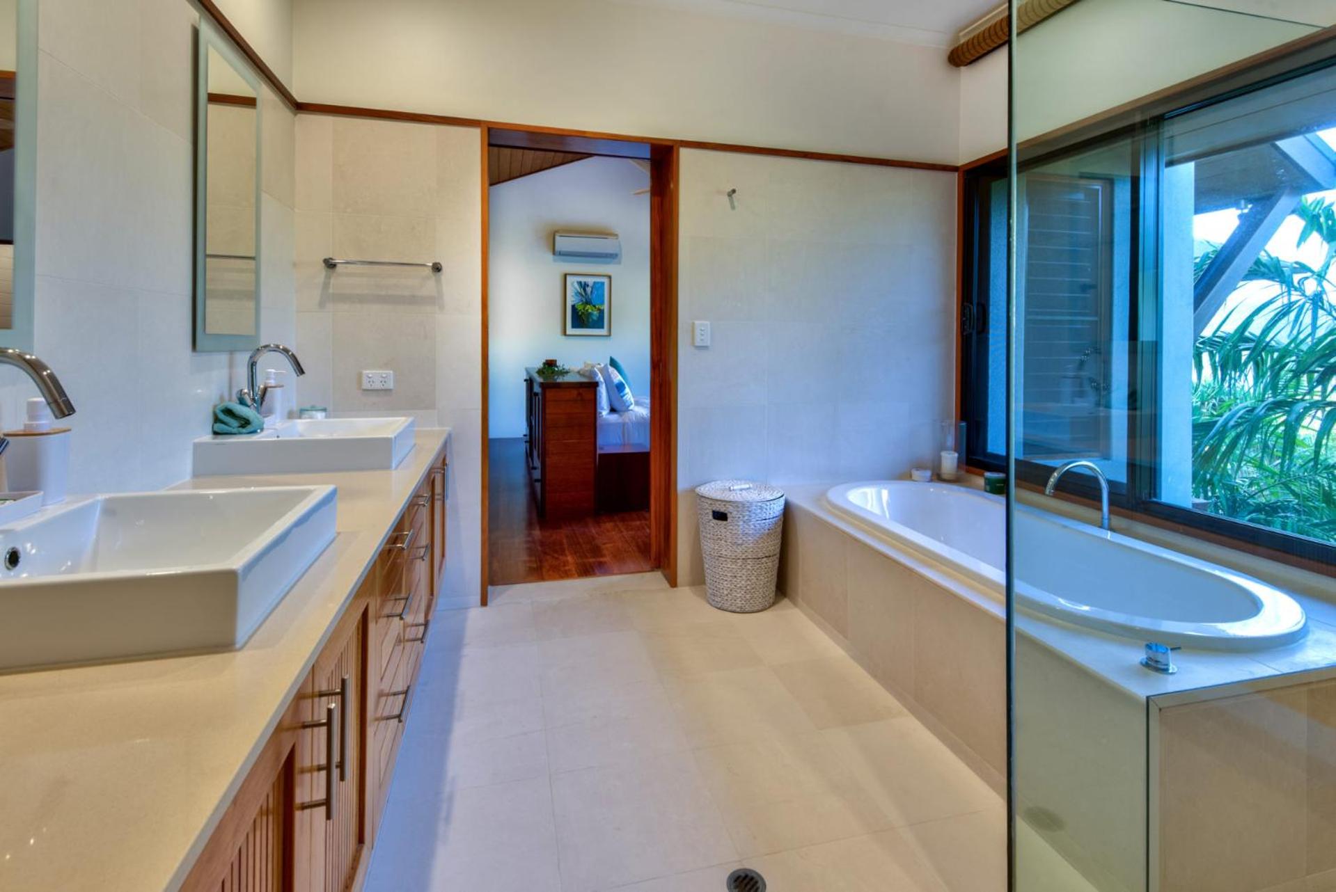 Five-Bedroom House photo 2