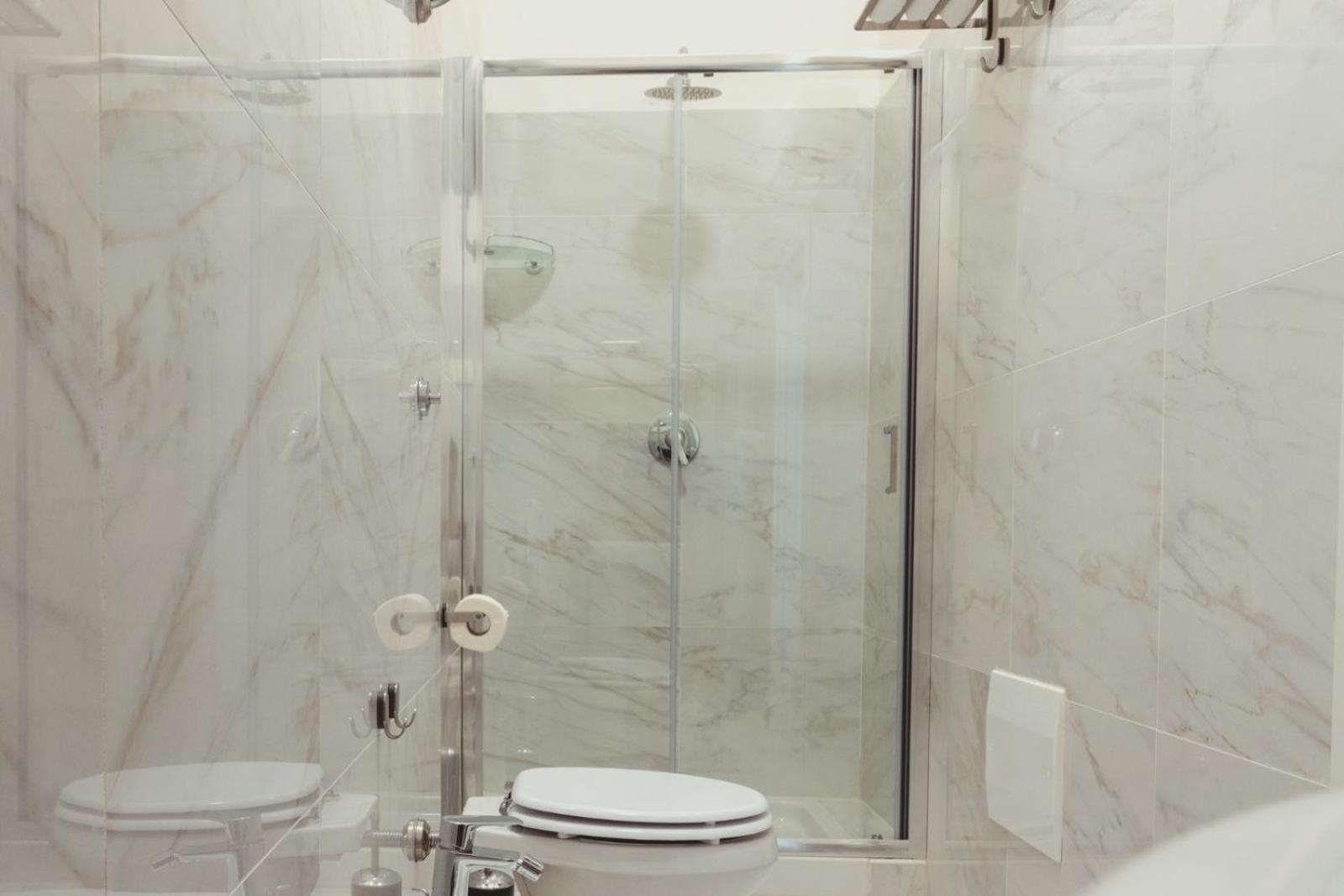 Double Room with Balcony and Private Bathroom - Photo 5
