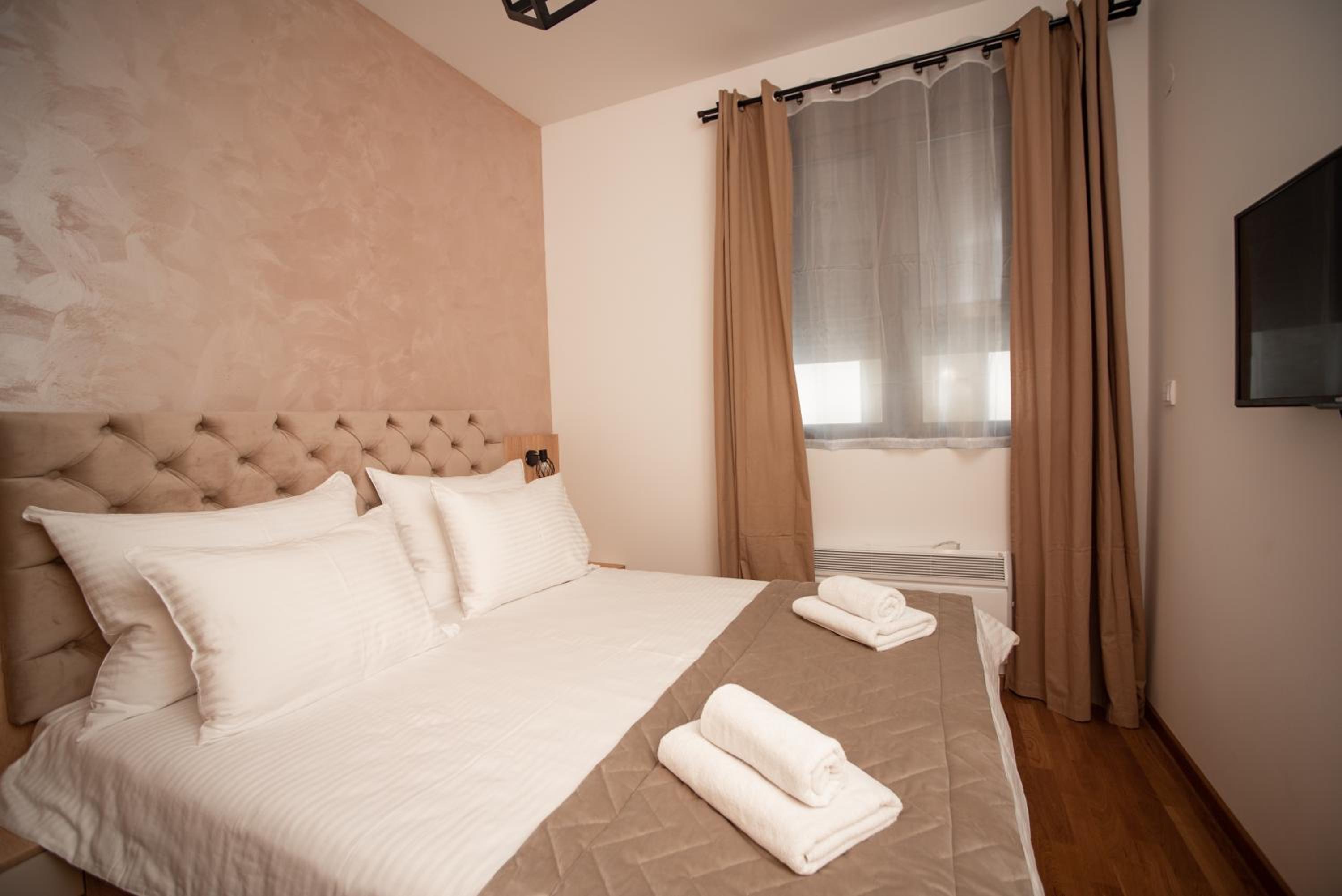 Deluxe Queen Suite - Photo 101