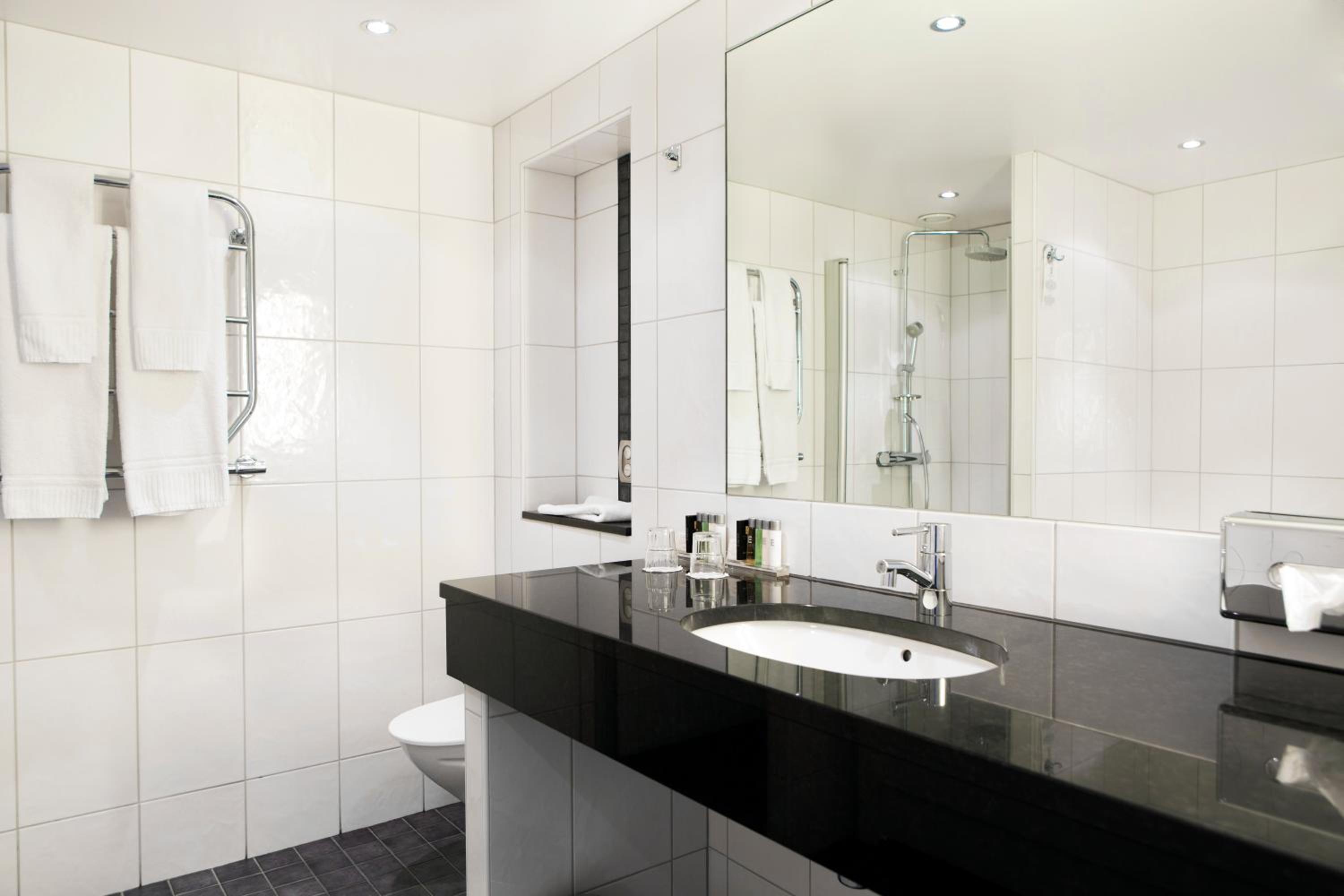 Deluxe Double or Twin Room - Photo 8