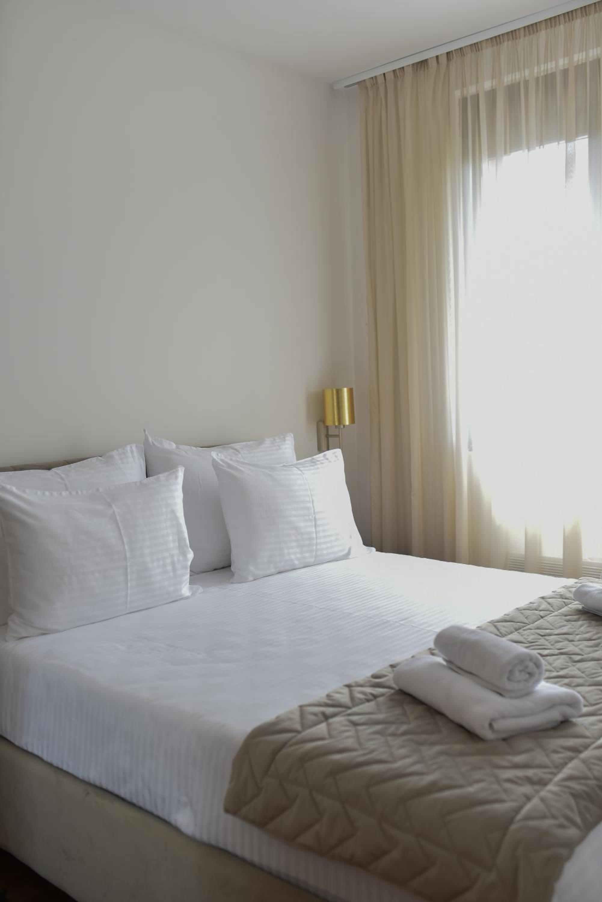 Deluxe Queen Suite - Photo 109