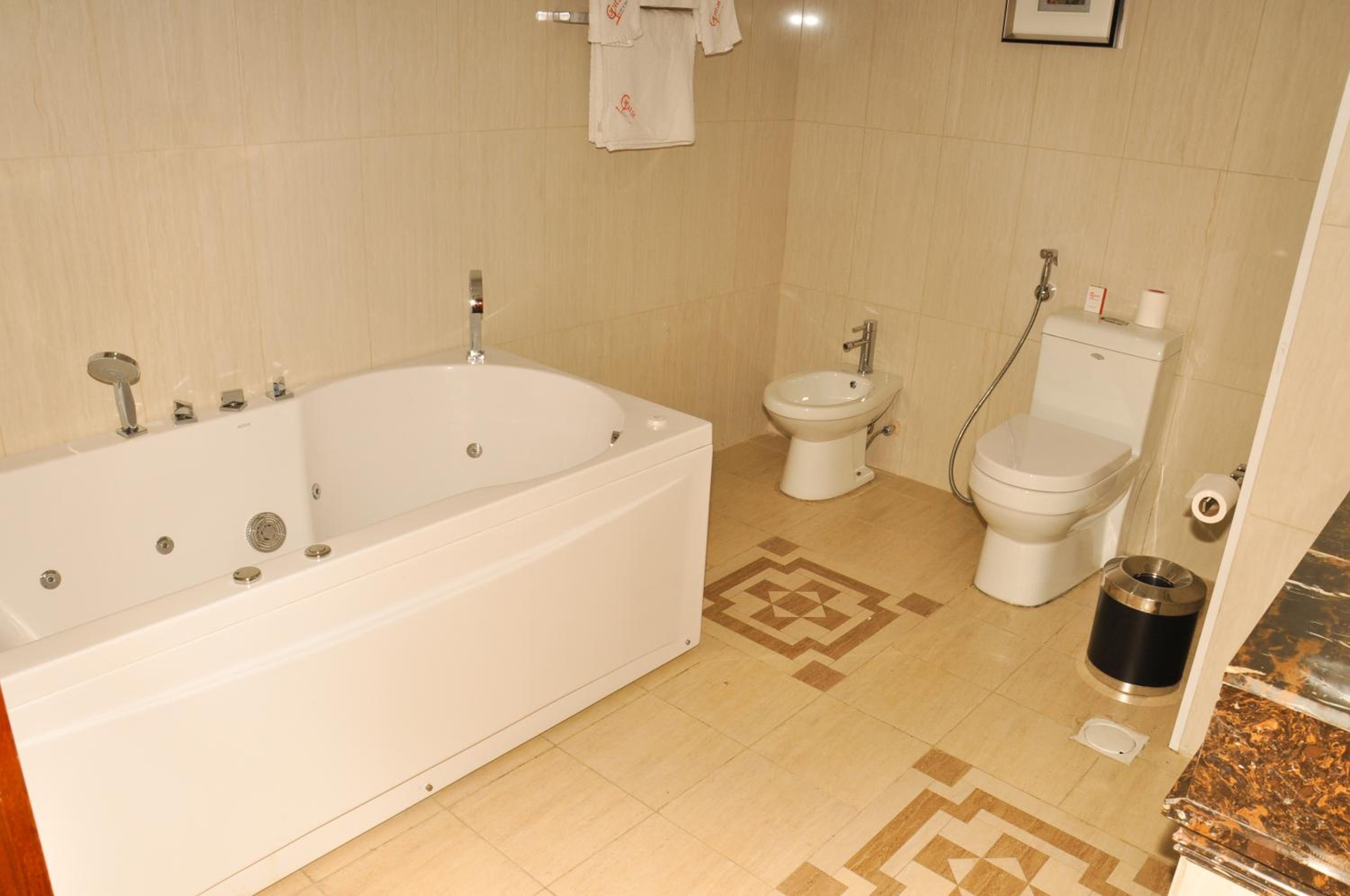 Suite - Photo 2