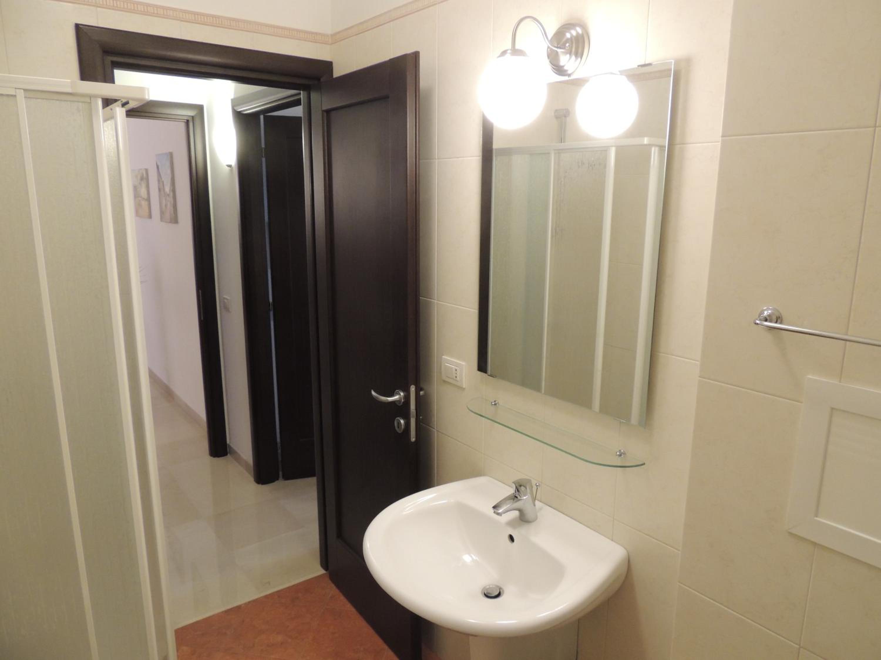 Double Room - Photo 10