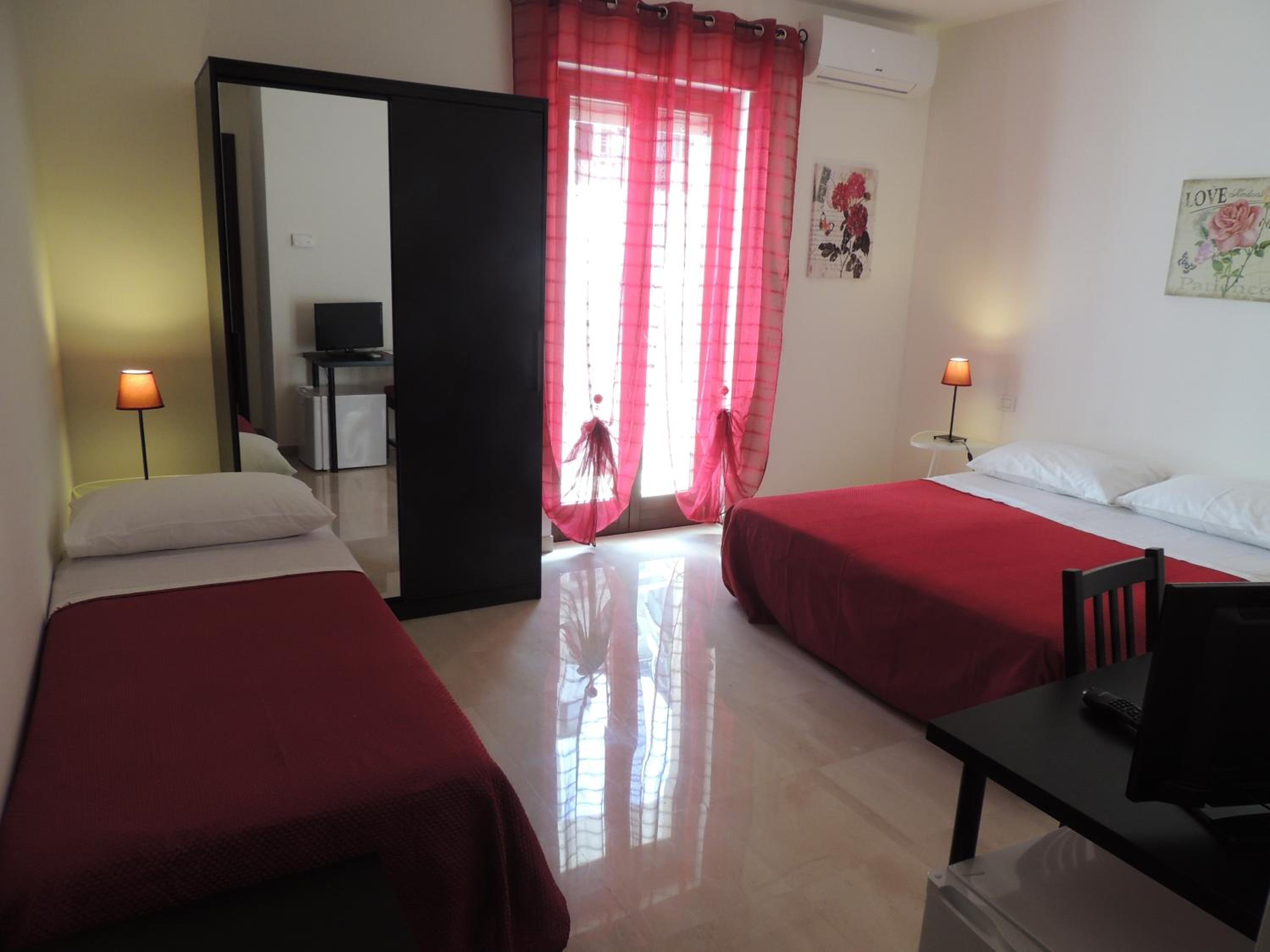 Quadruple Room with Private Bathroom - Photo 9