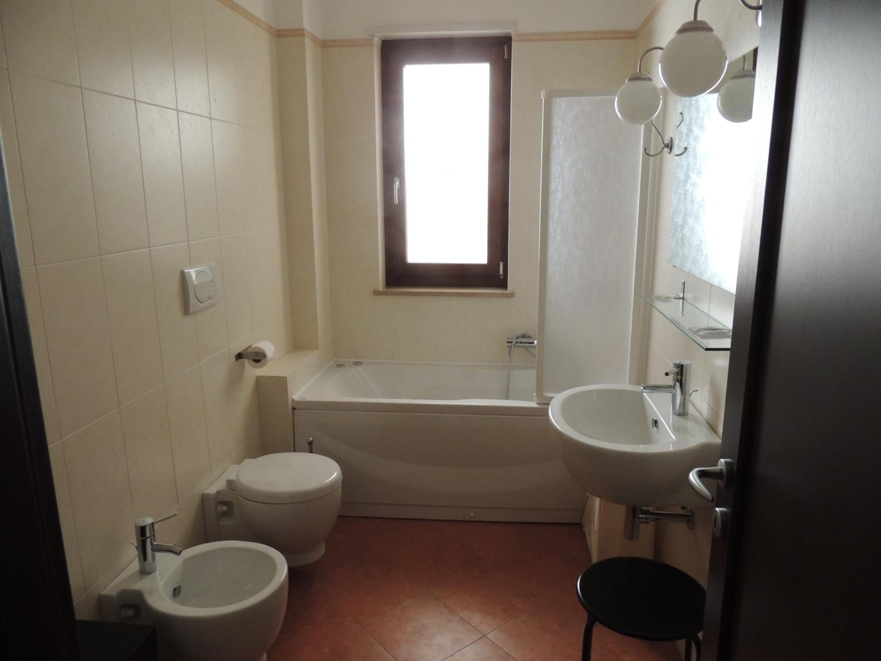 Quadruple Room with Private Bathroom - Photo 7