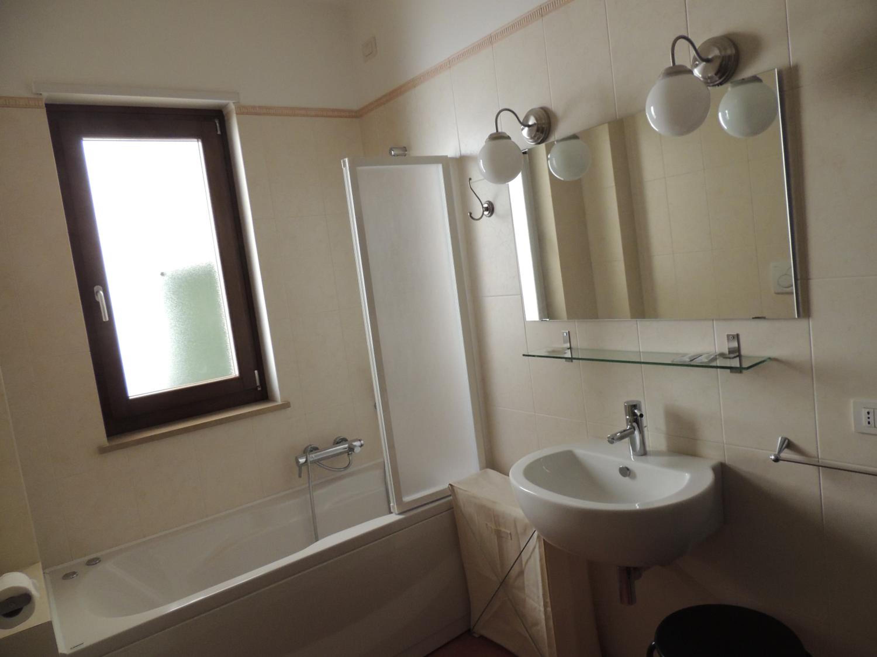 Quadruple Room with Private Bathroom - Photo 8