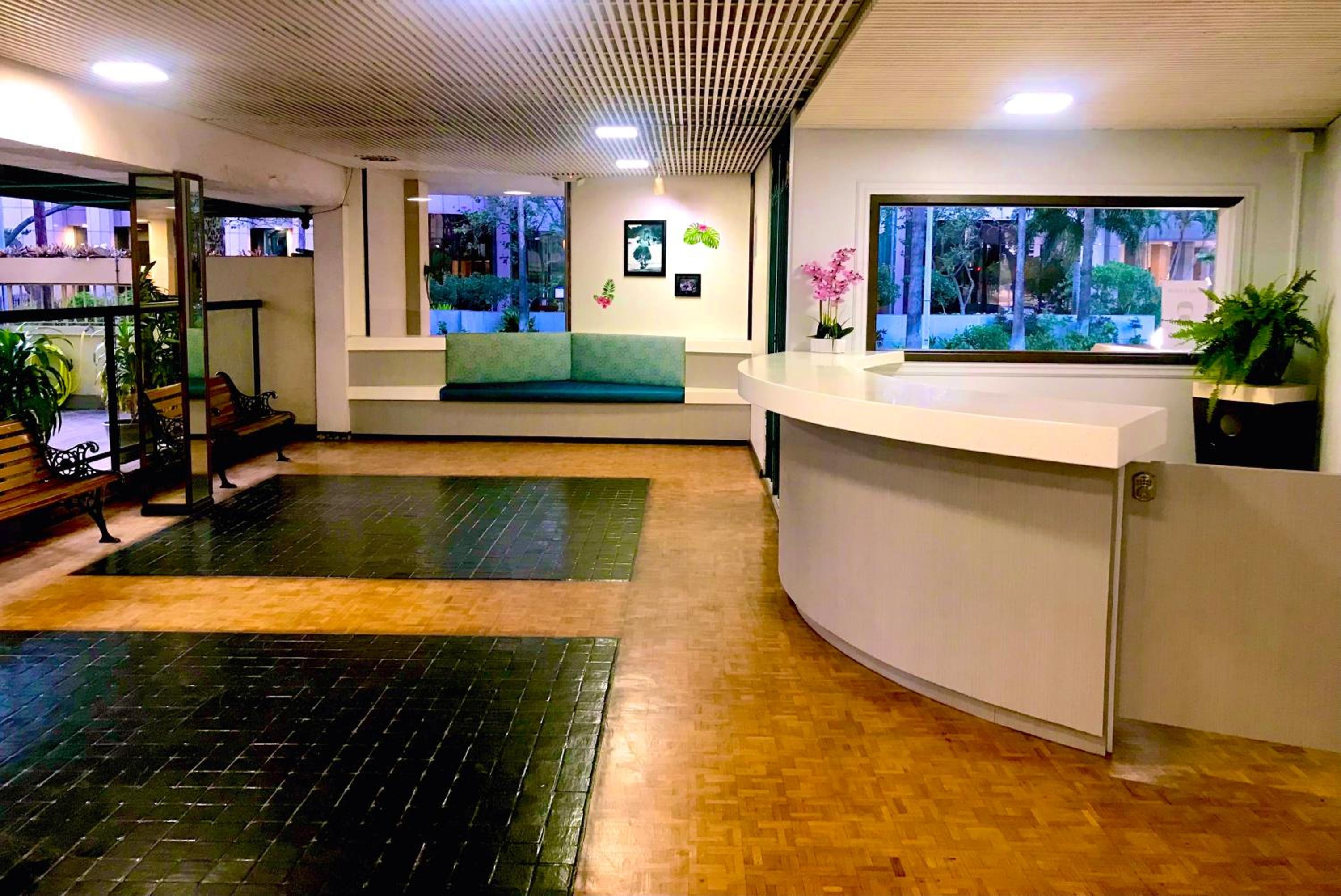 WAIKIKI 2 BEDROOMS, 1 BATH, FREE PARKING, SLEEP 6: Apartment with Pool View photo