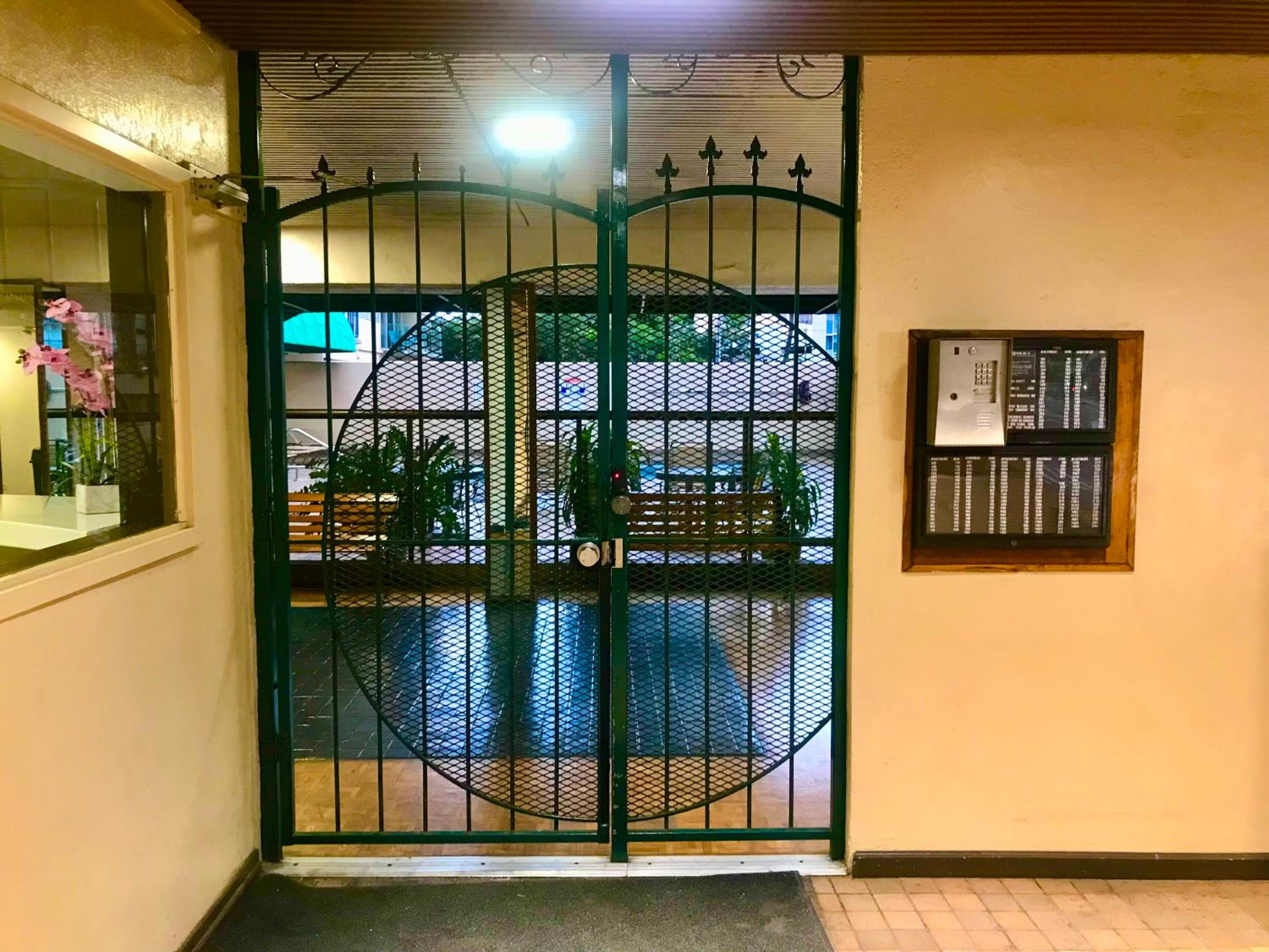 WAIKIKI 2 BEDROOMS, 1 BATH, FREE PARKING, SLEEP 6: Apartment with Pool View photo