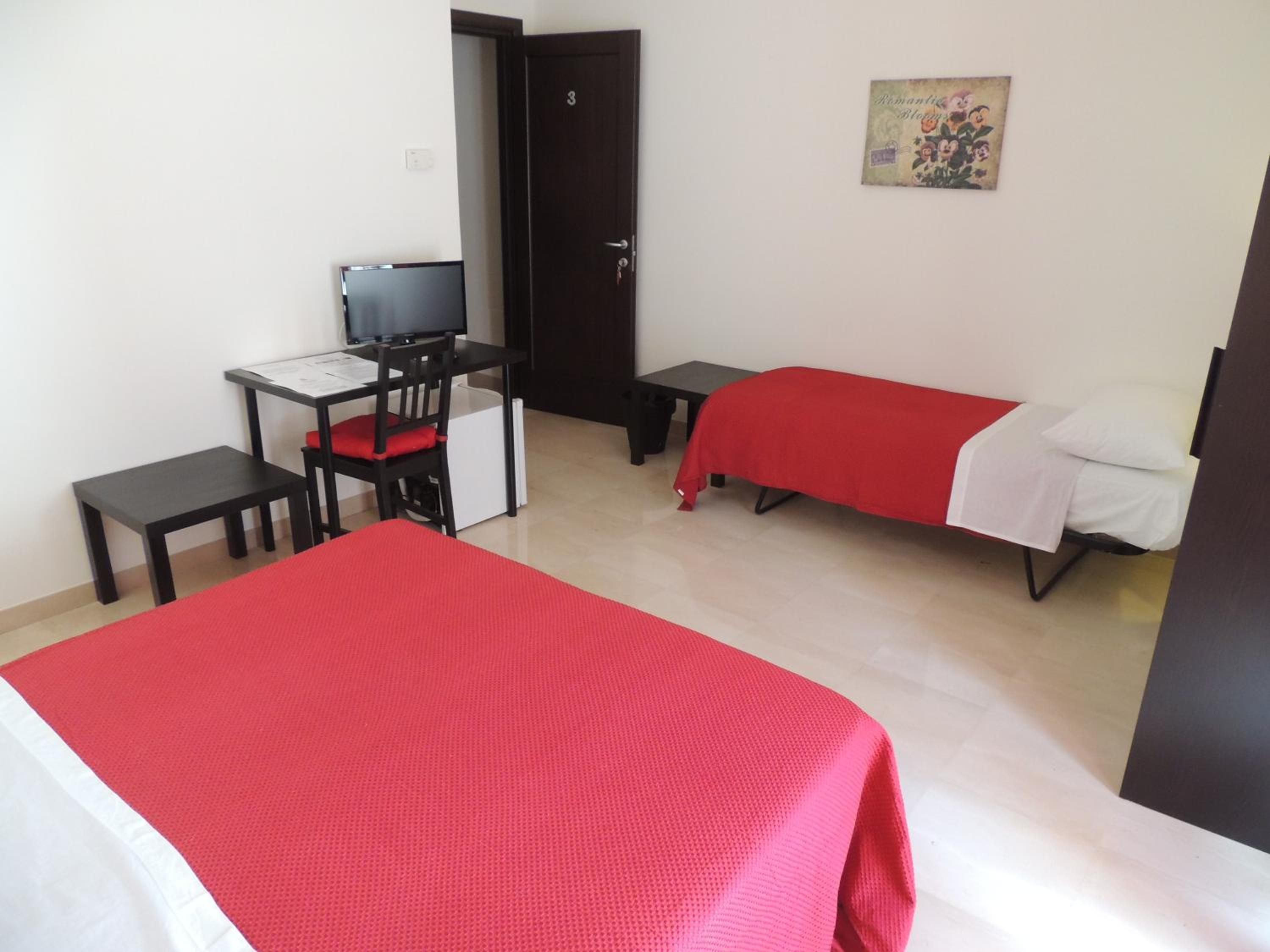 Quadruple Room with Private Bathroom - Photo 11