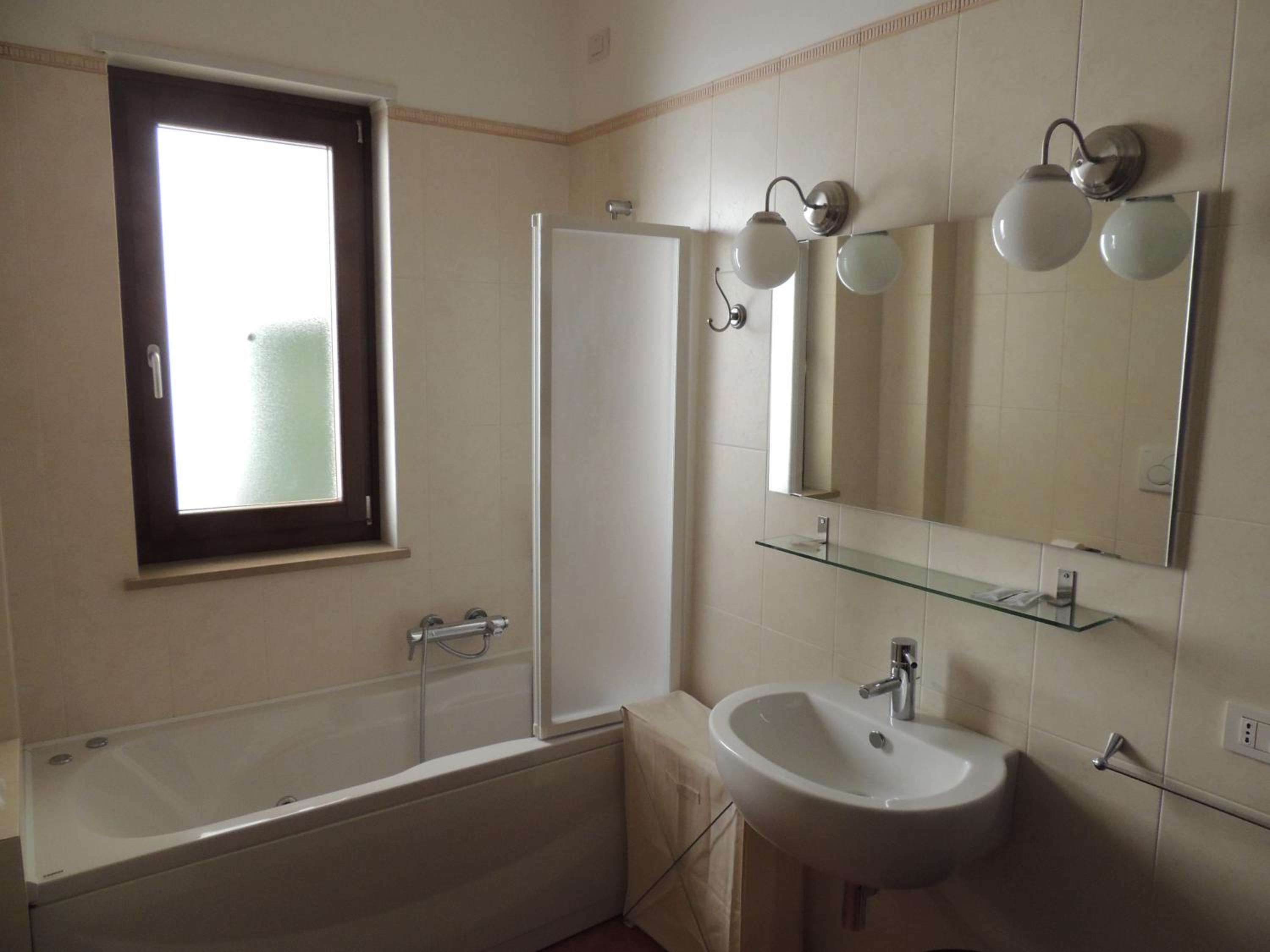 Quadruple Room with Private Bathroom - Photo 5