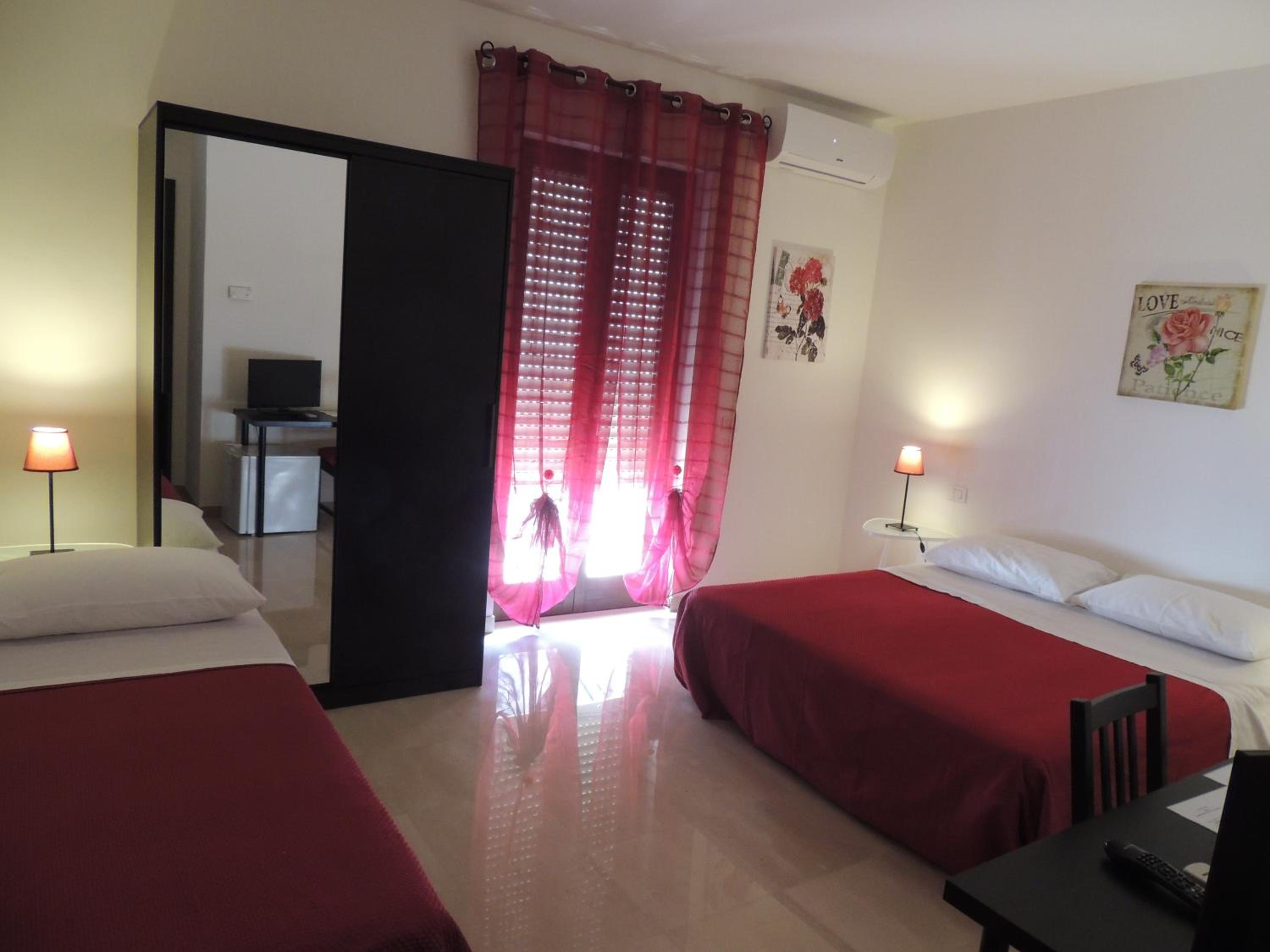 Quadruple Room with Private Bathroom - Photo 12