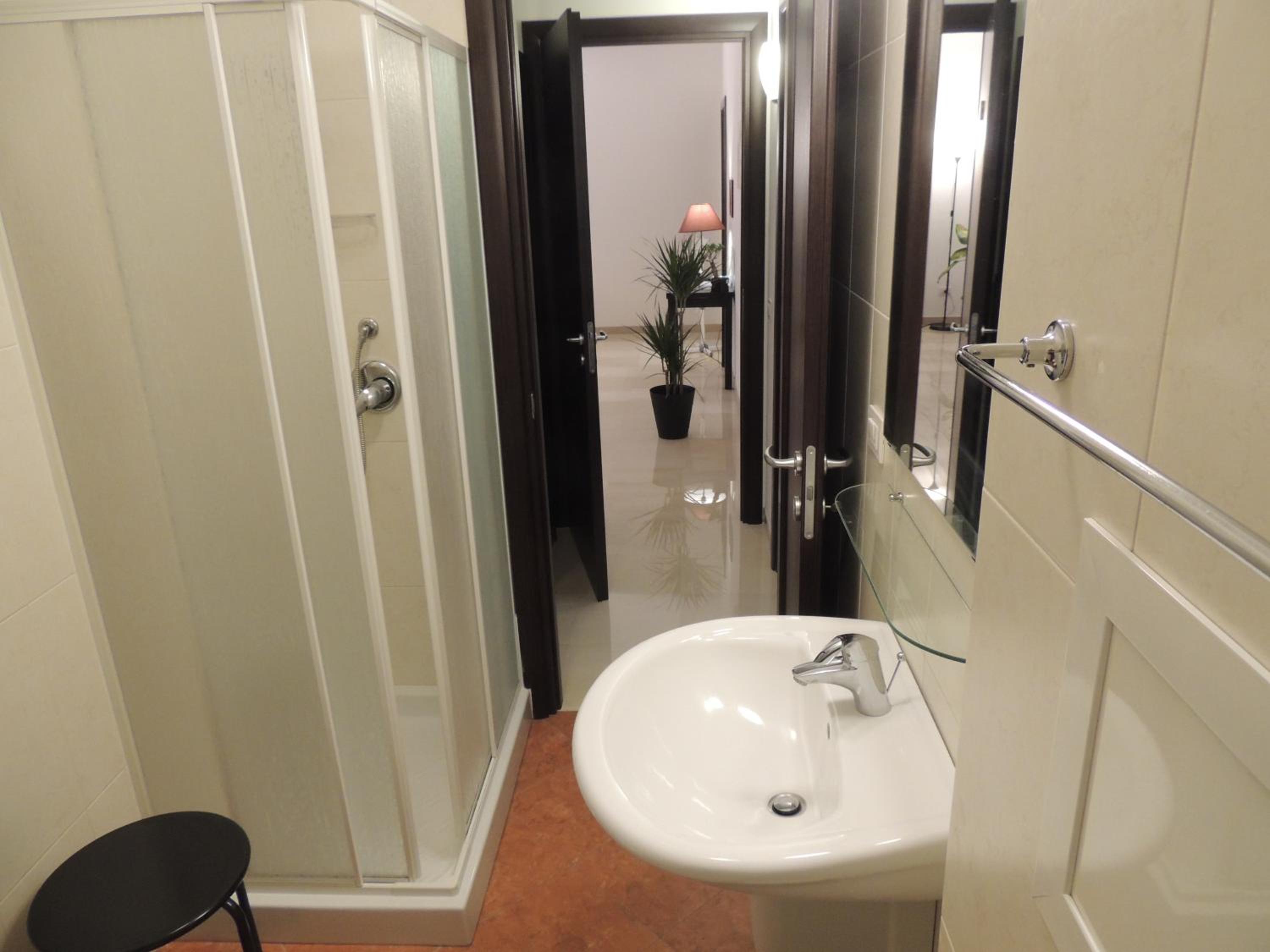 Double Room - Photo 8