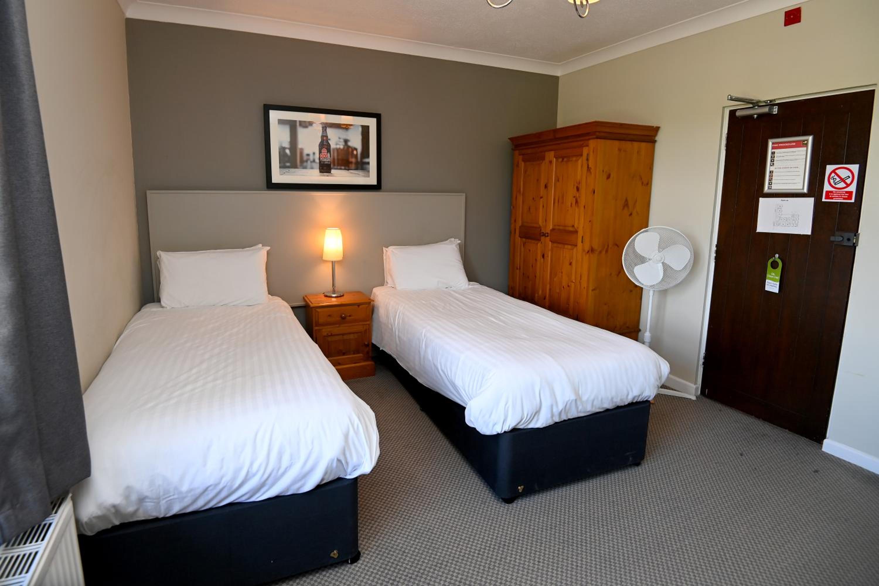 Twin Room - Disability Access photo 3