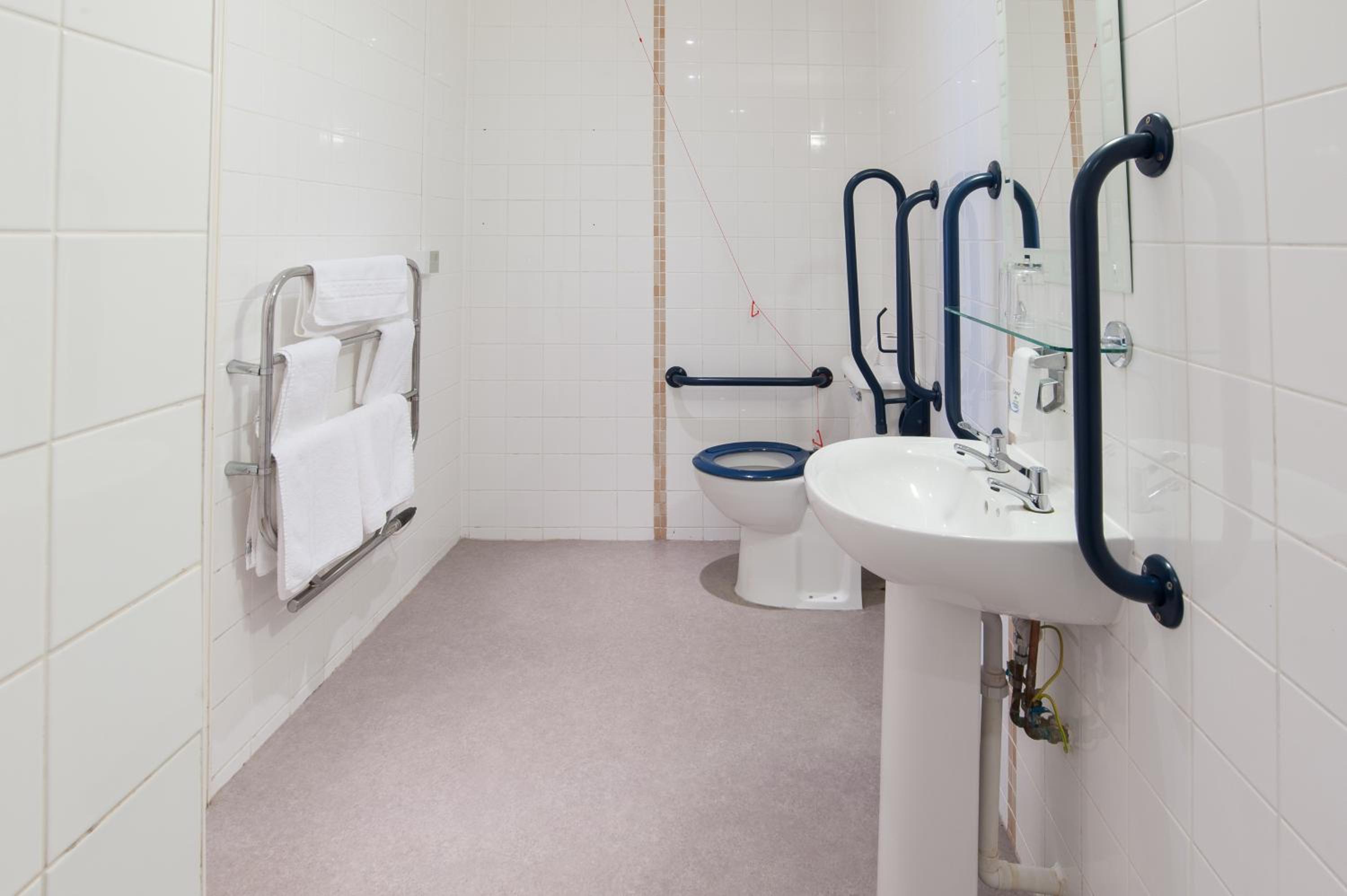 Twin Room - Disability Access photo 2