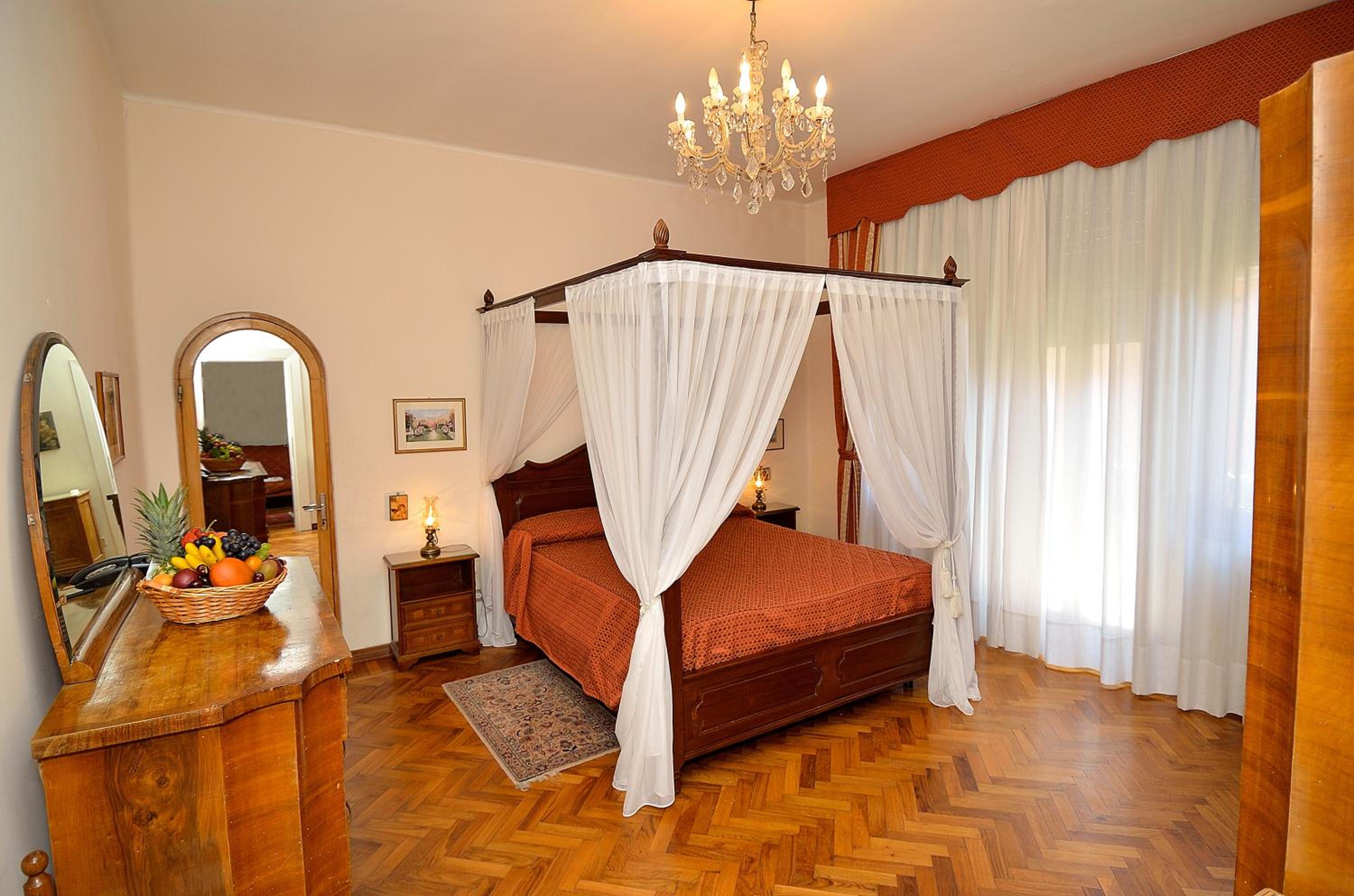 Suite - Photo 1