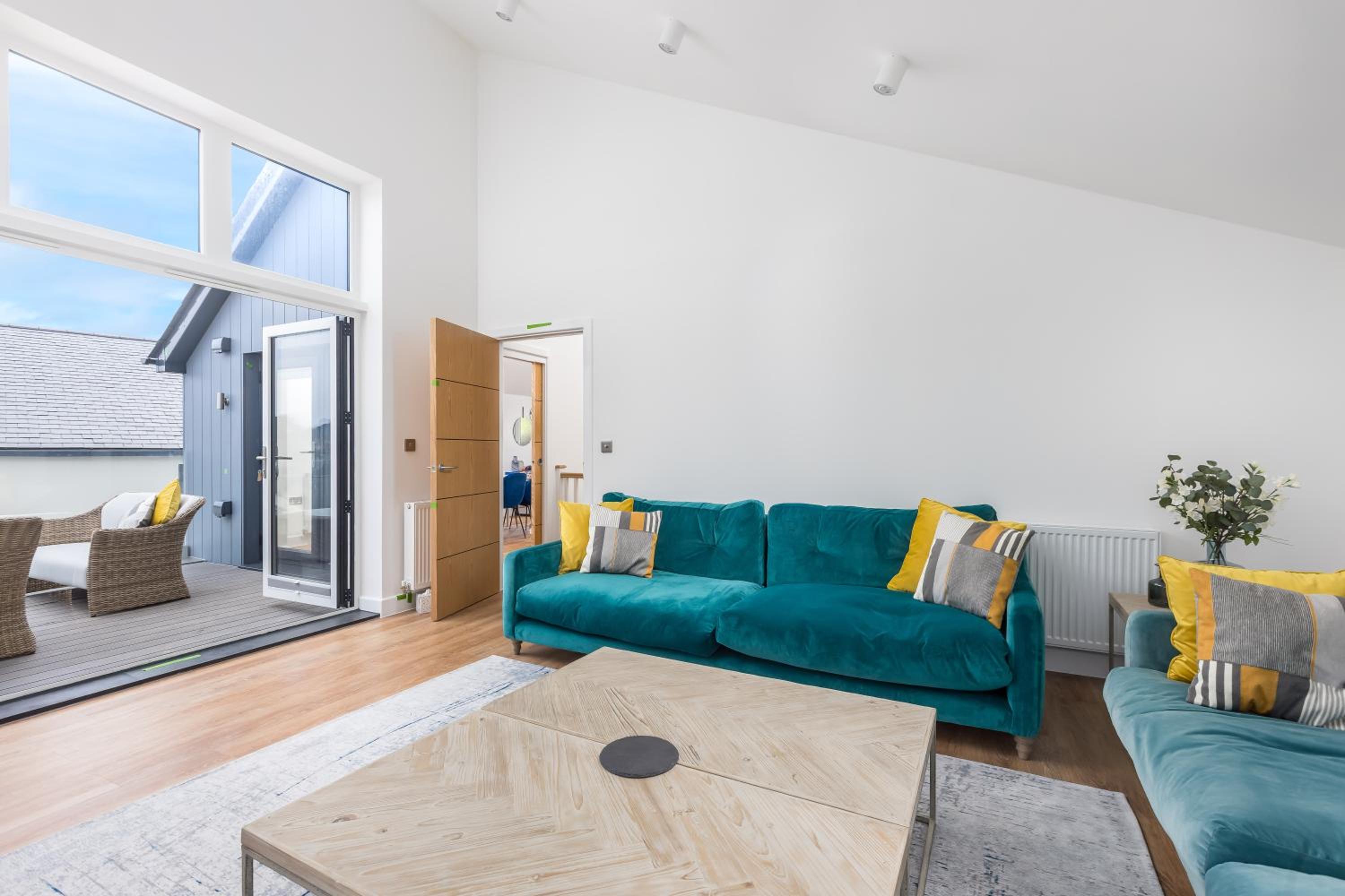 Five-Bedroom House photo 2