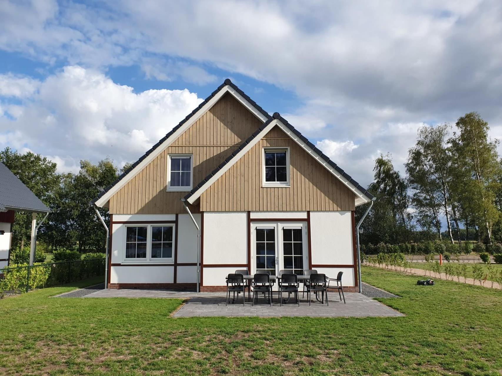 Six-Bedroom House photo 1