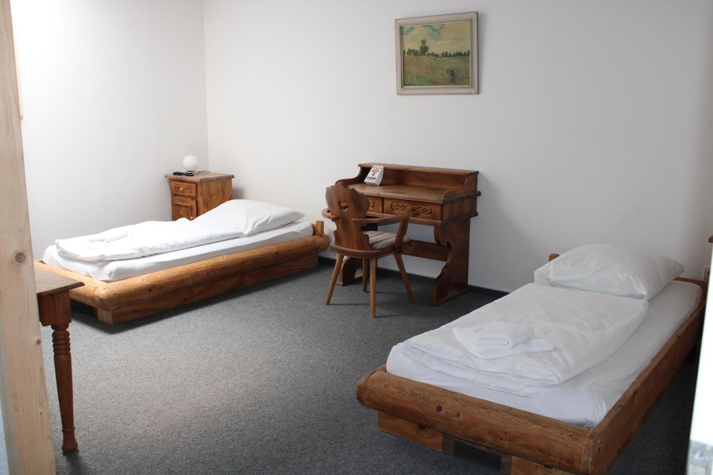 Standard Twin Room - Photo 4