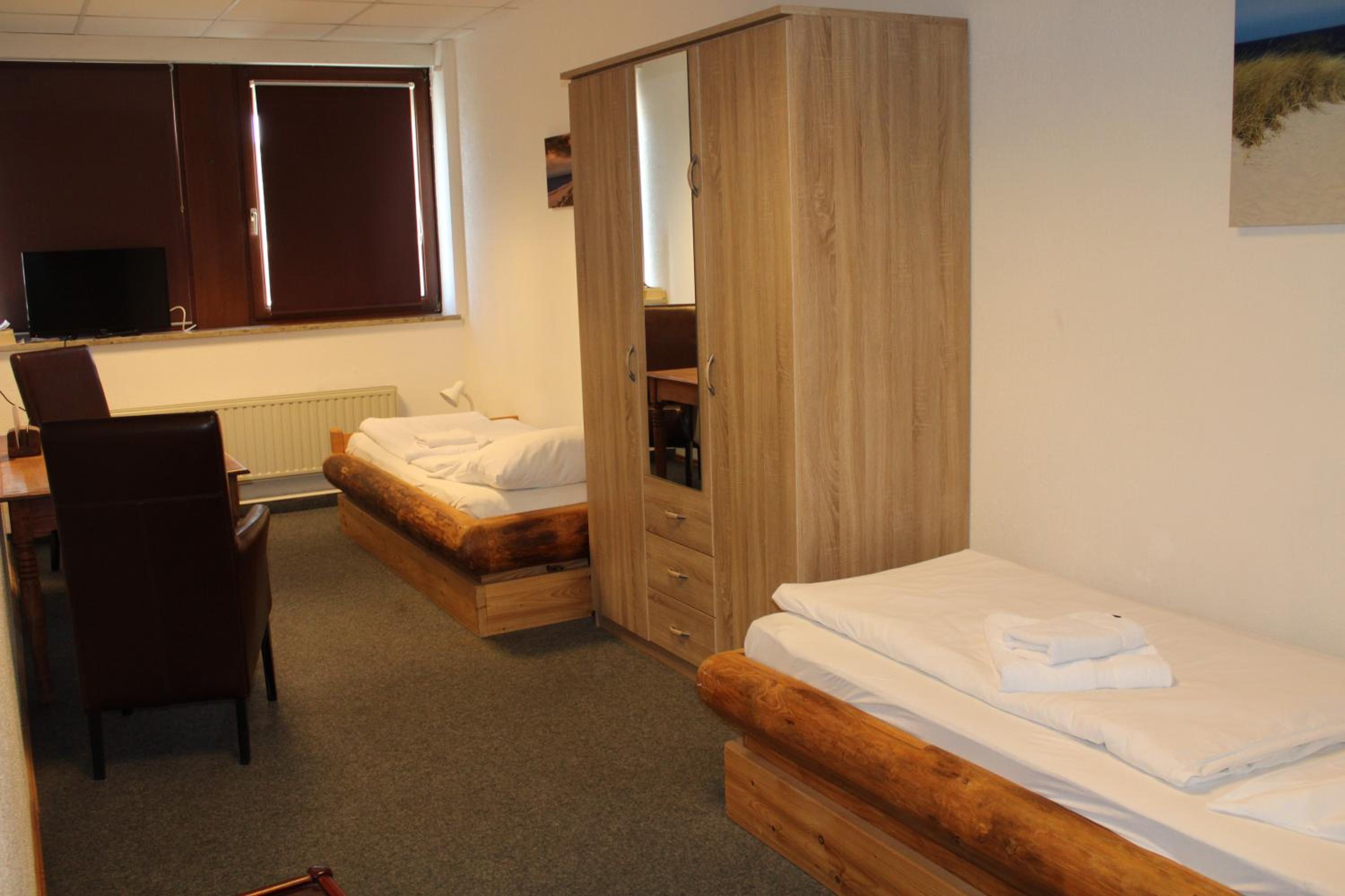 Standard Twin Room - Photo 3