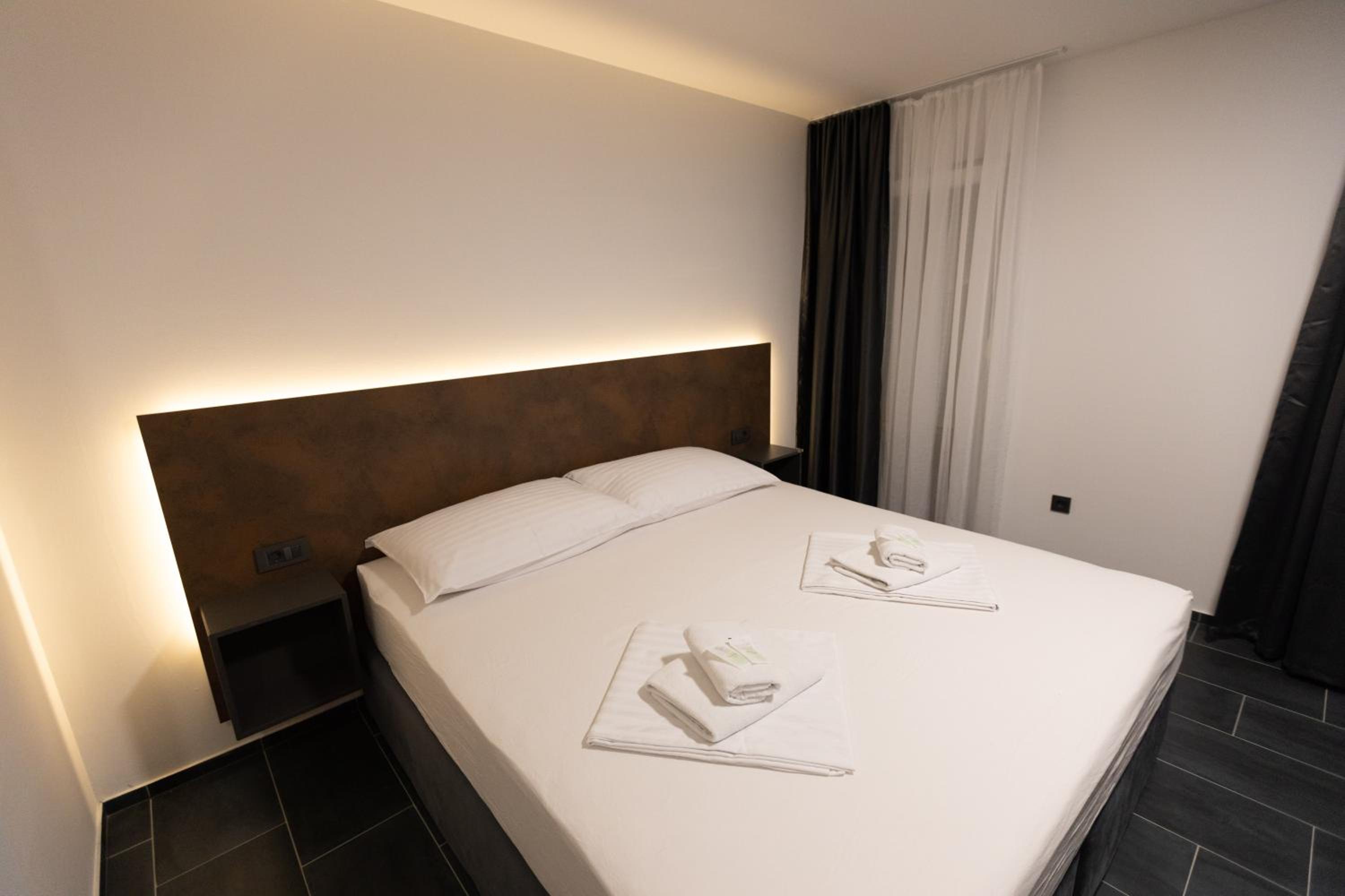 Family Suite with Balcony - Photo 23