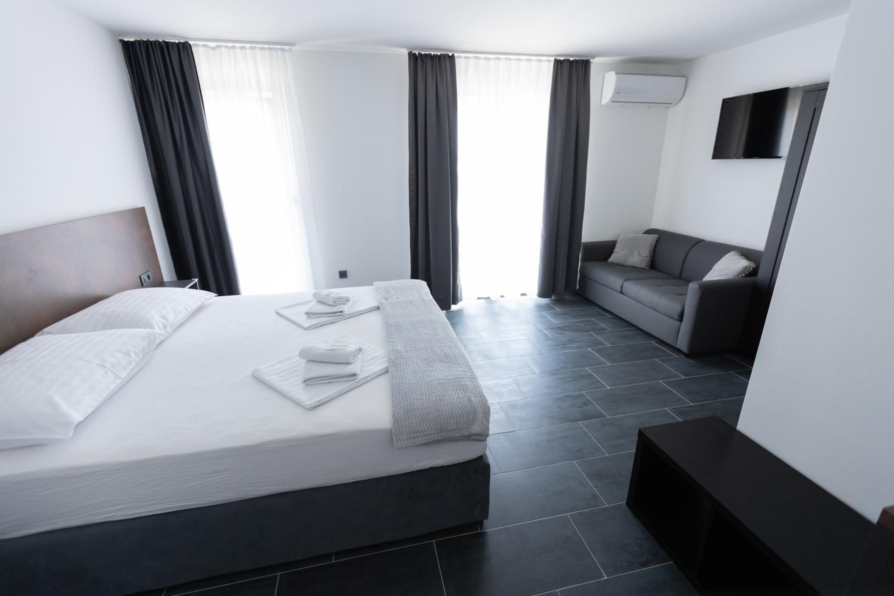 Family Suite with Balcony - Photo 20