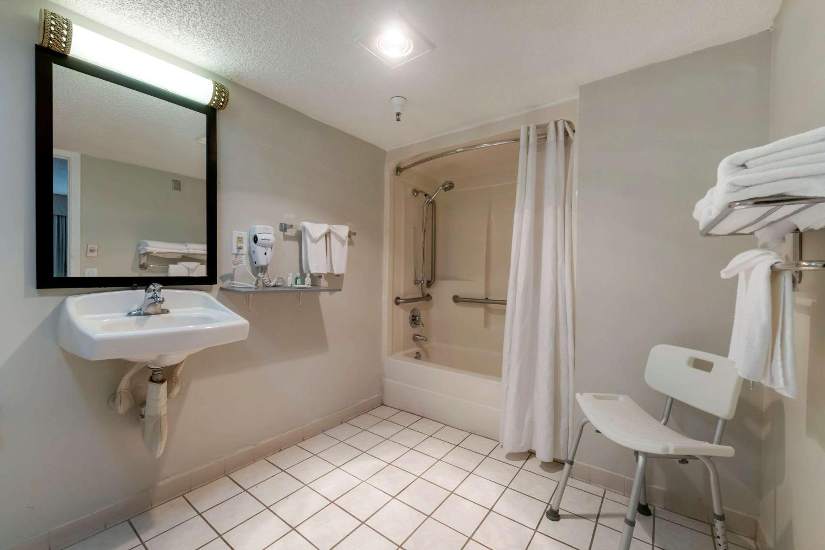 Queen Room - Accessible/Non-Smoking - Photo 6