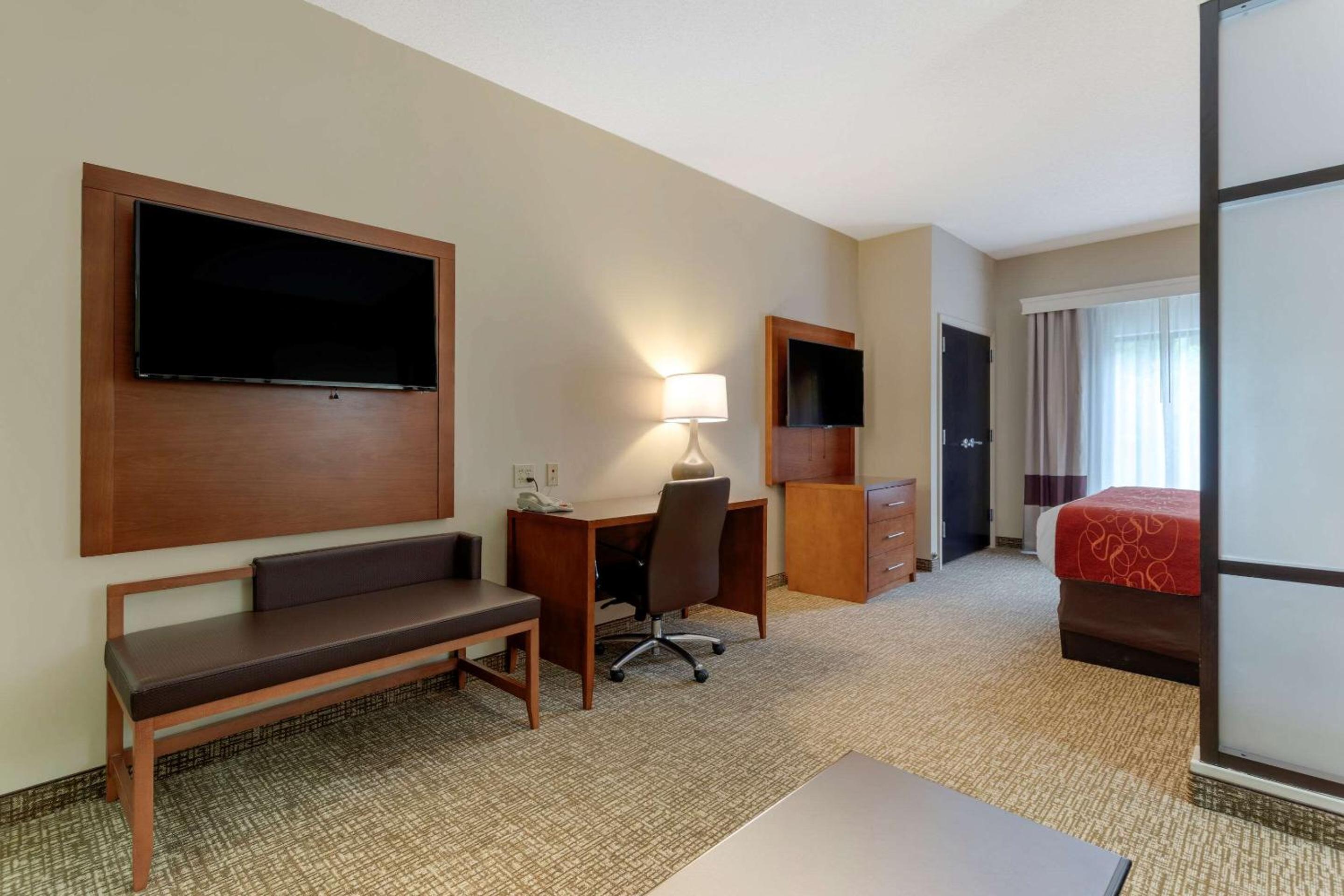 King Suite with Accessible Bath Tub - Non-Smoking - Photo 3