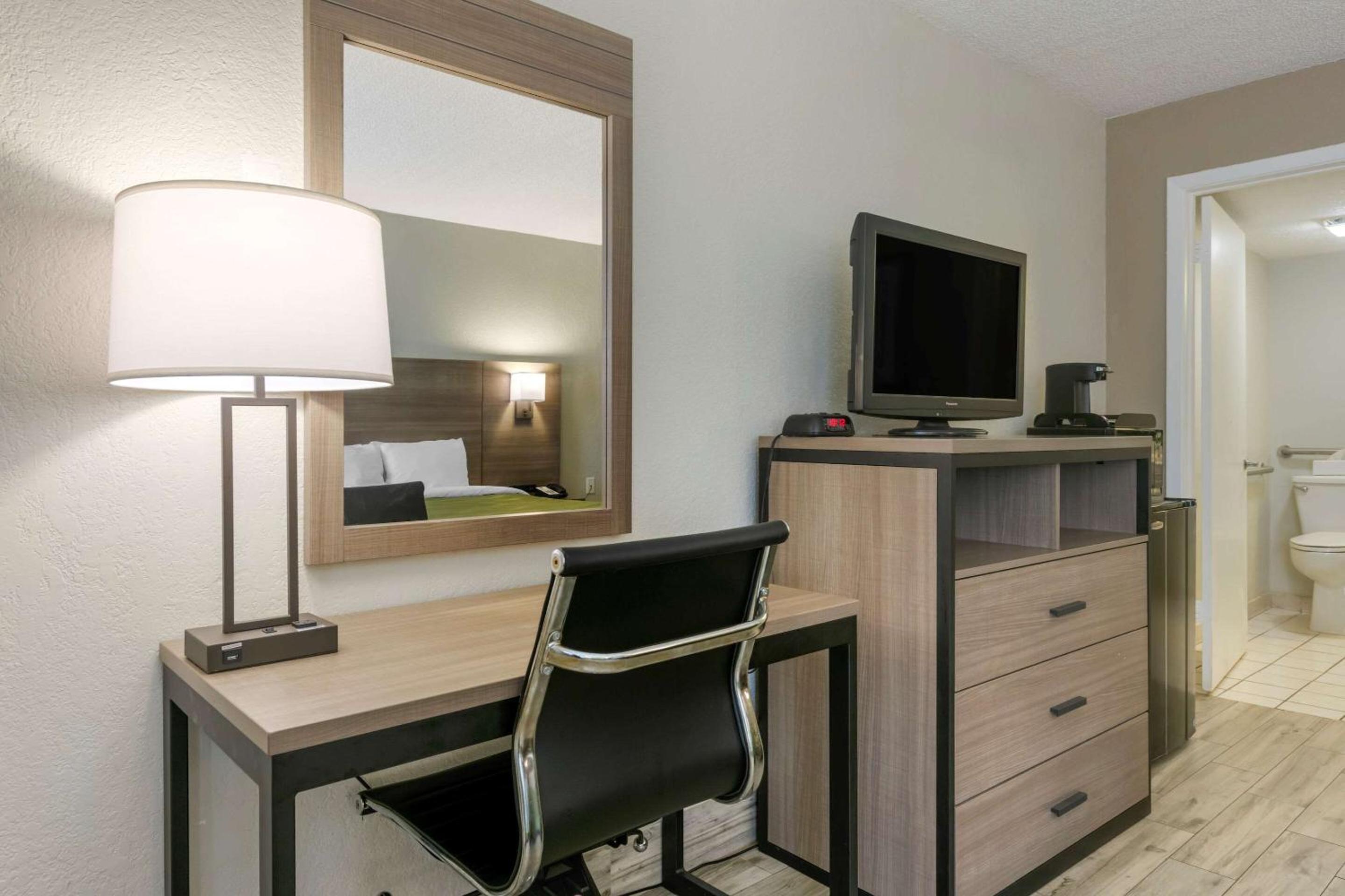 Queen Room - Accessible/Non-Smoking - Photo 7