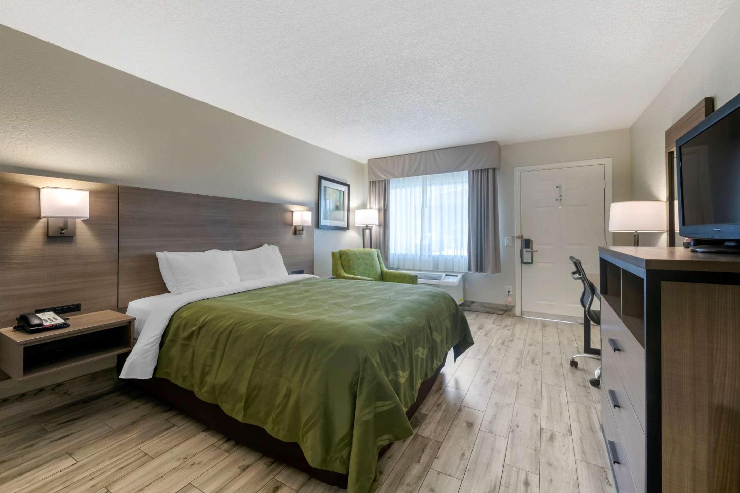 Queen Room - Accessible/Non-Smoking - Photo 8