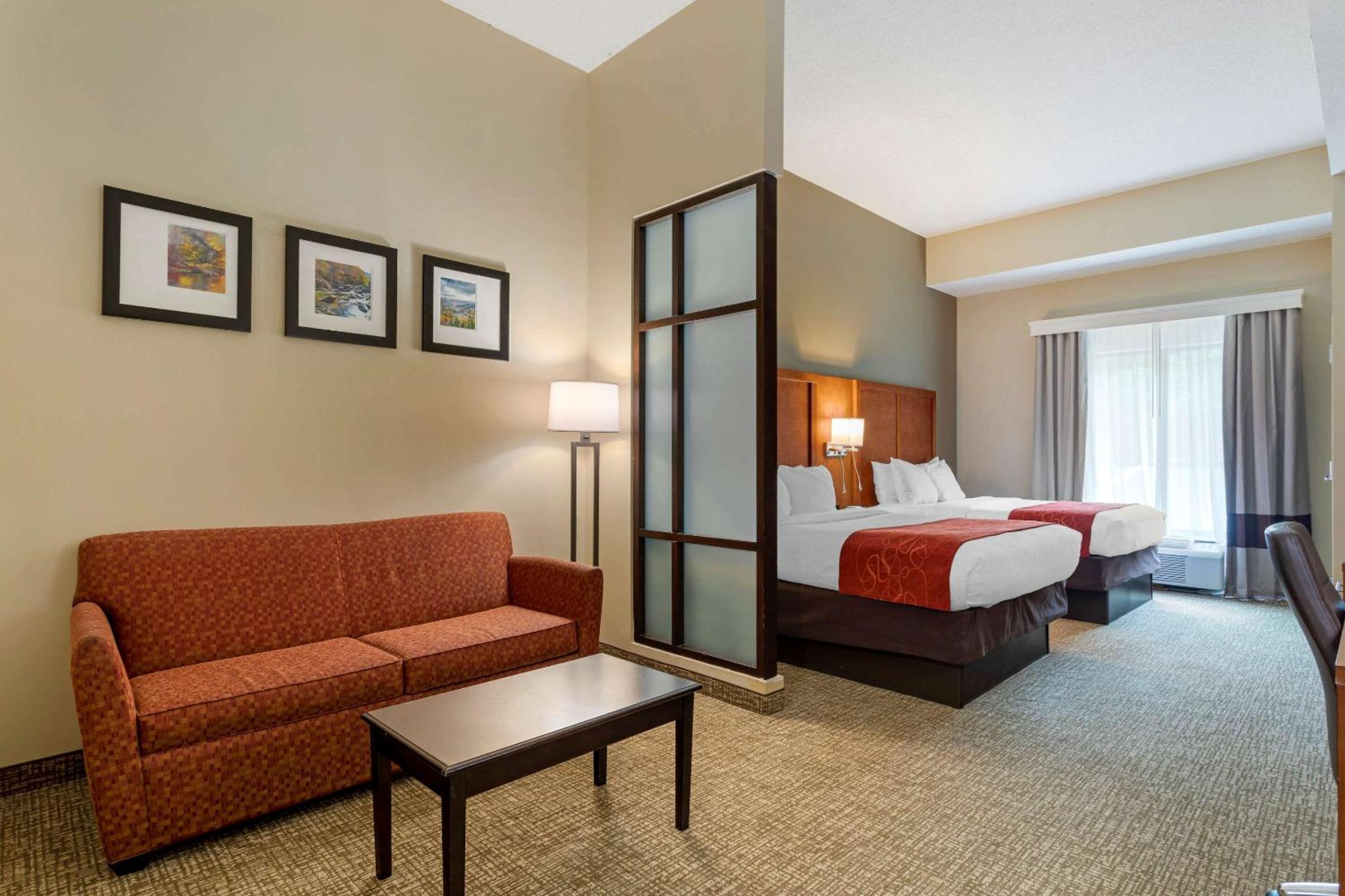 Queen Suite with Two Queen Beds Non-Smoking - Photo 4