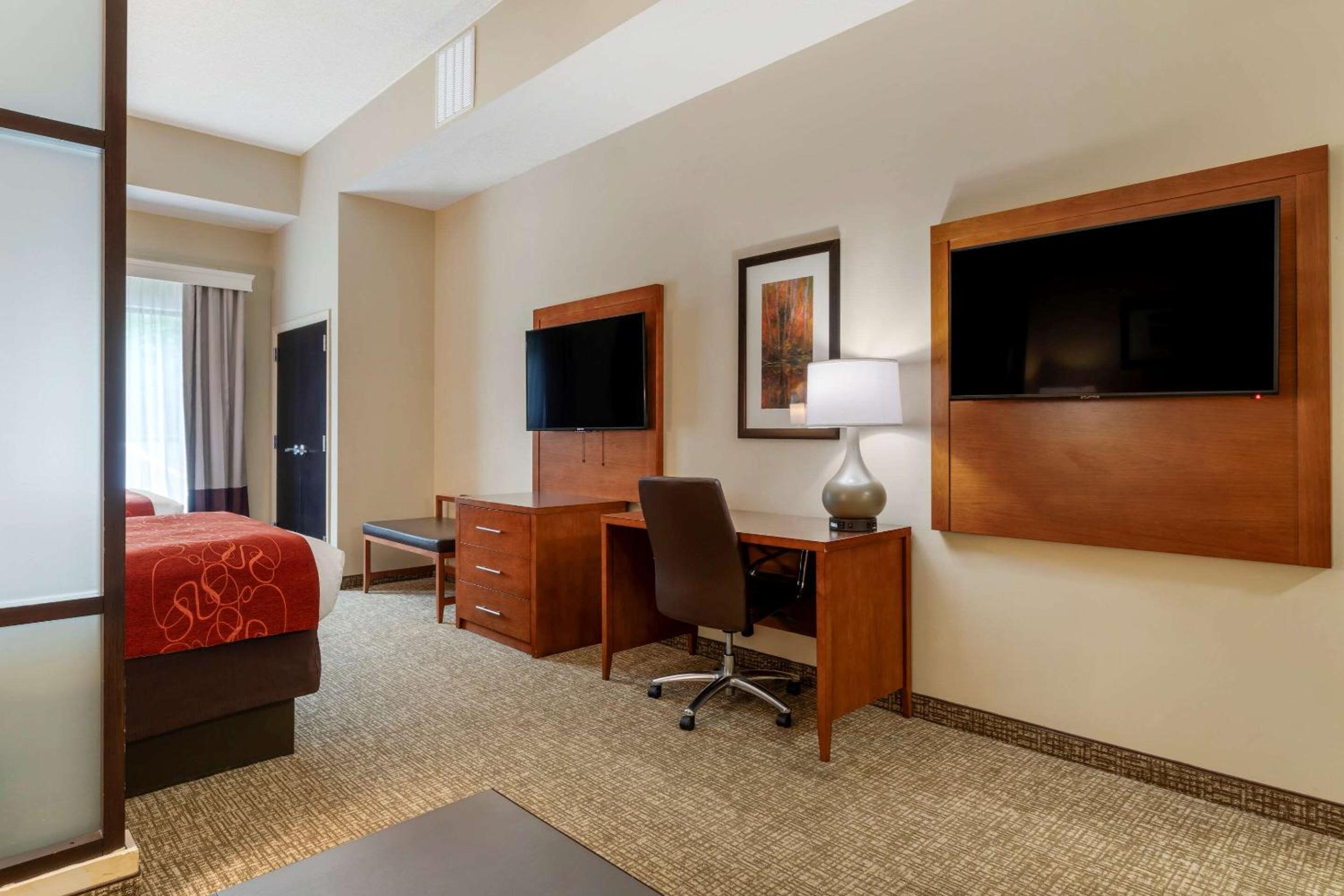 Queen Suite with Two Queen Beds Non-Smoking - Photo 2