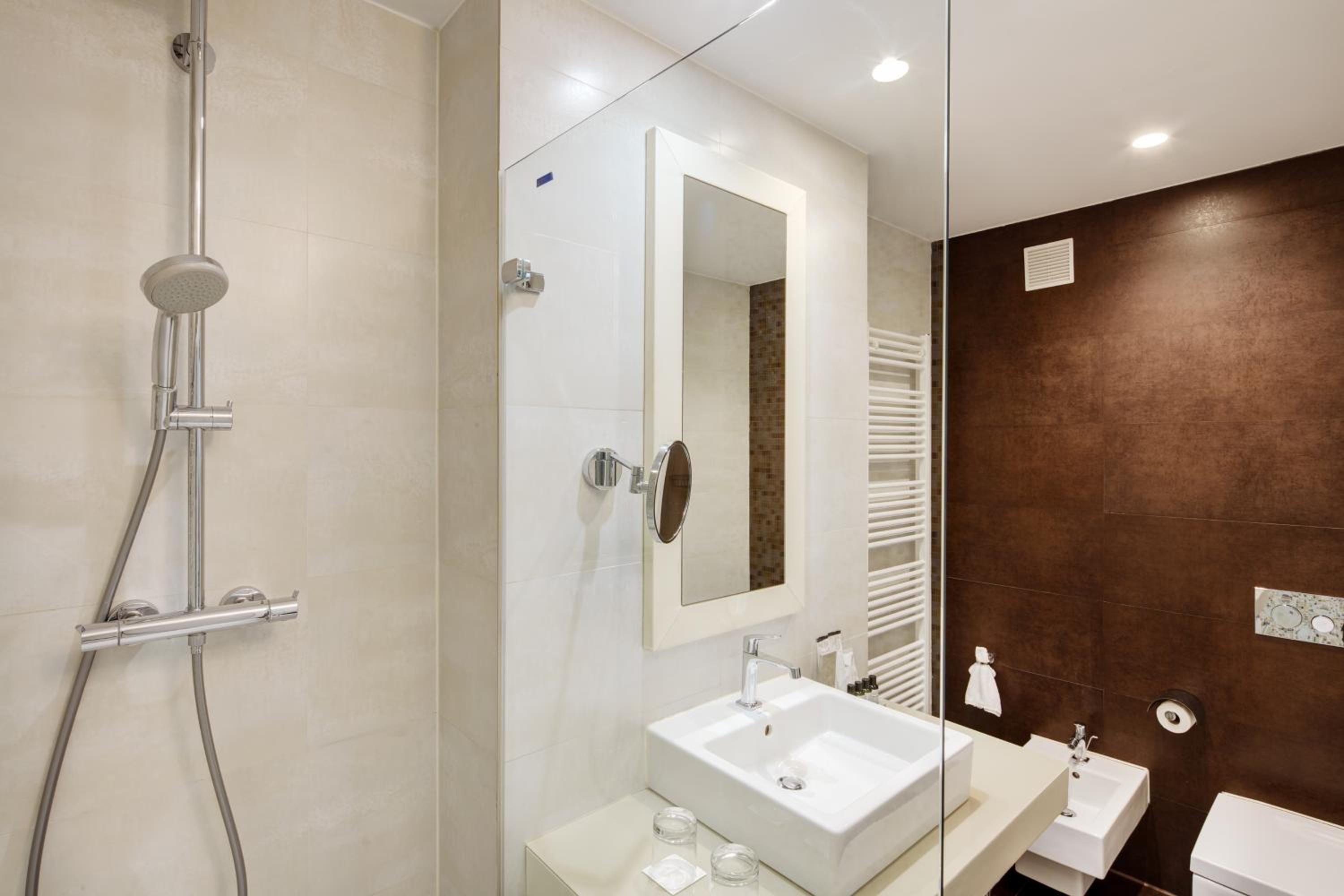 Twin Room - Photo 3