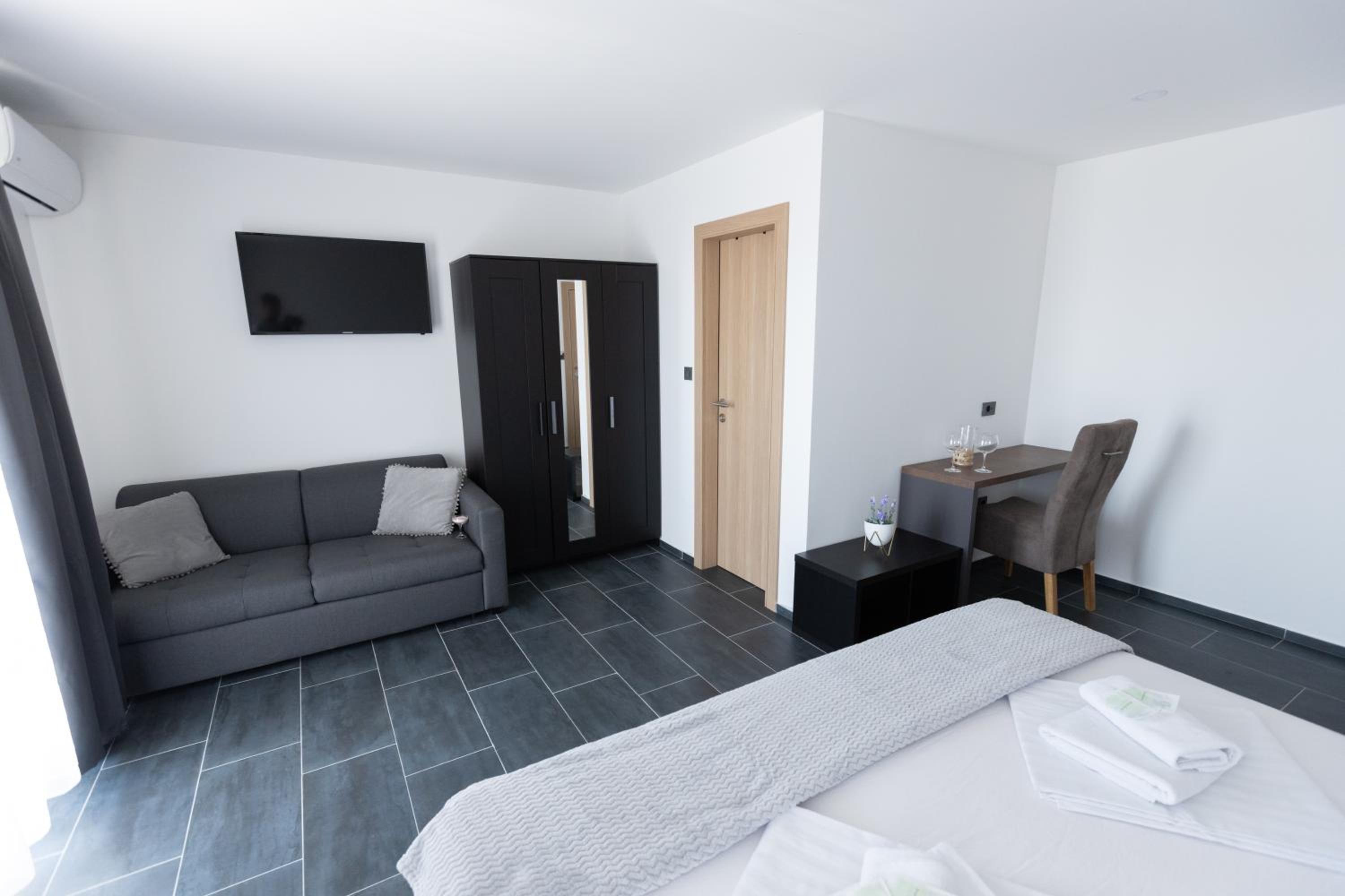 Family Suite with Balcony - Photo 18
