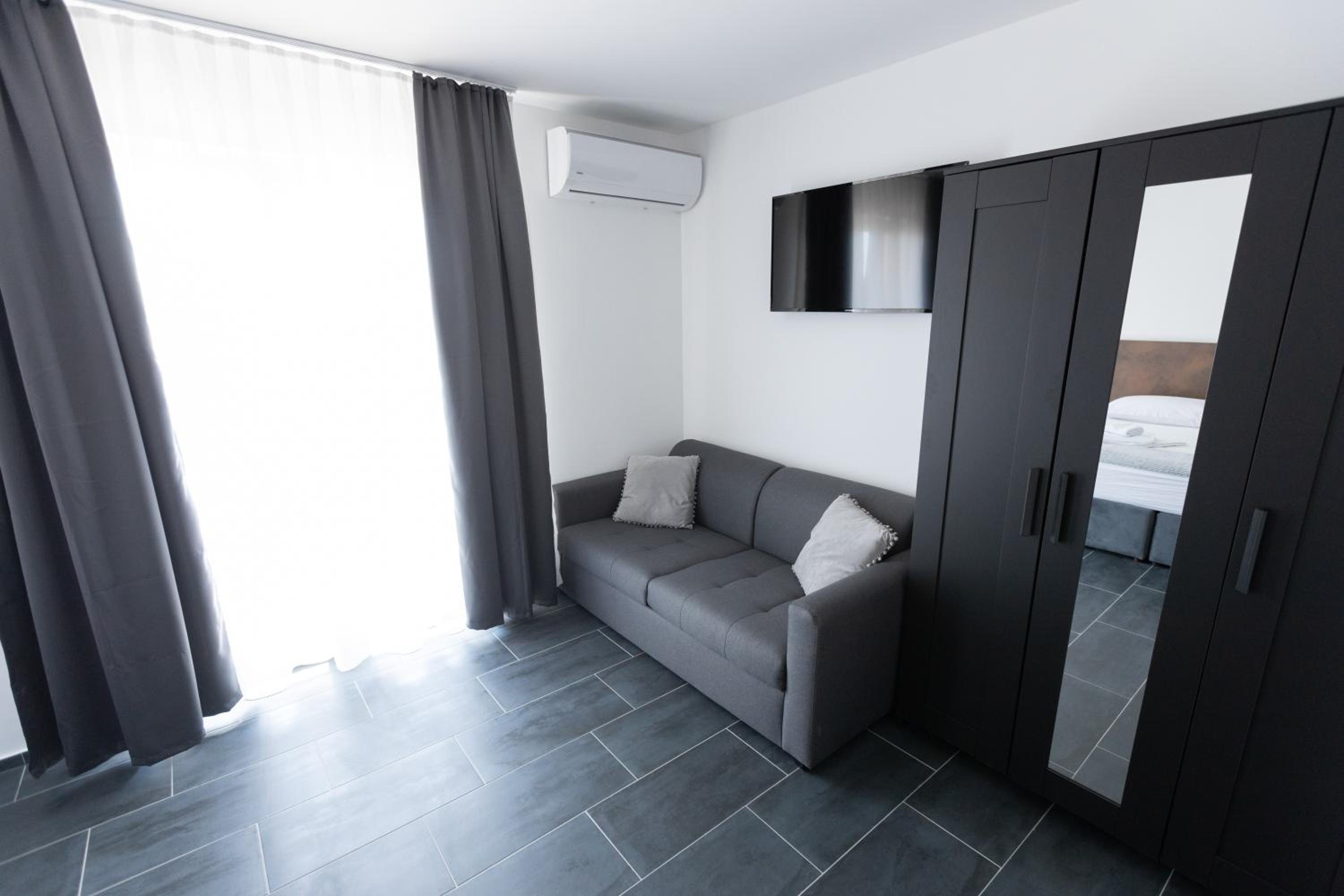 Family Suite with Balcony - Photo 16