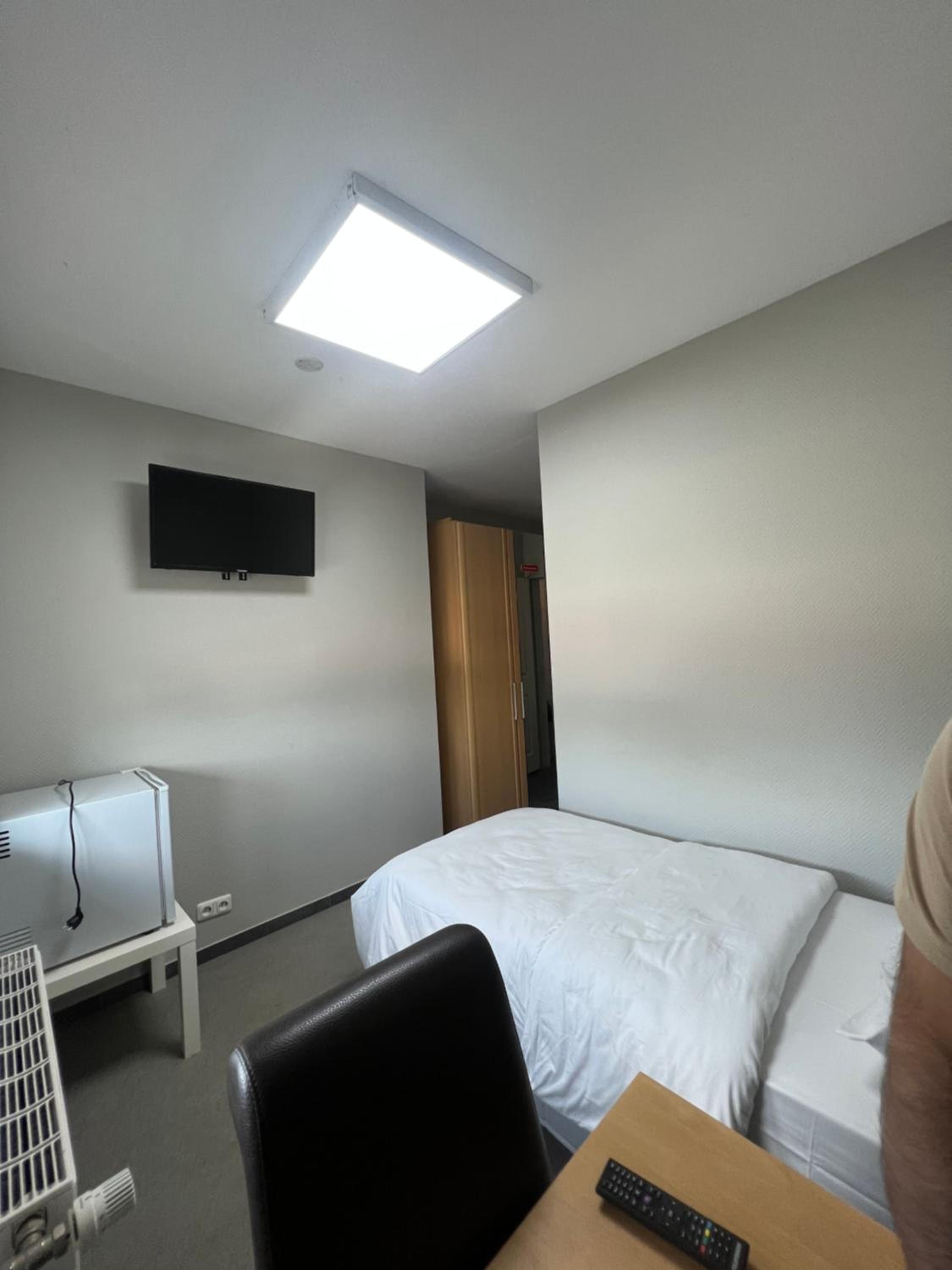 Single Room with Bathroom photo 1