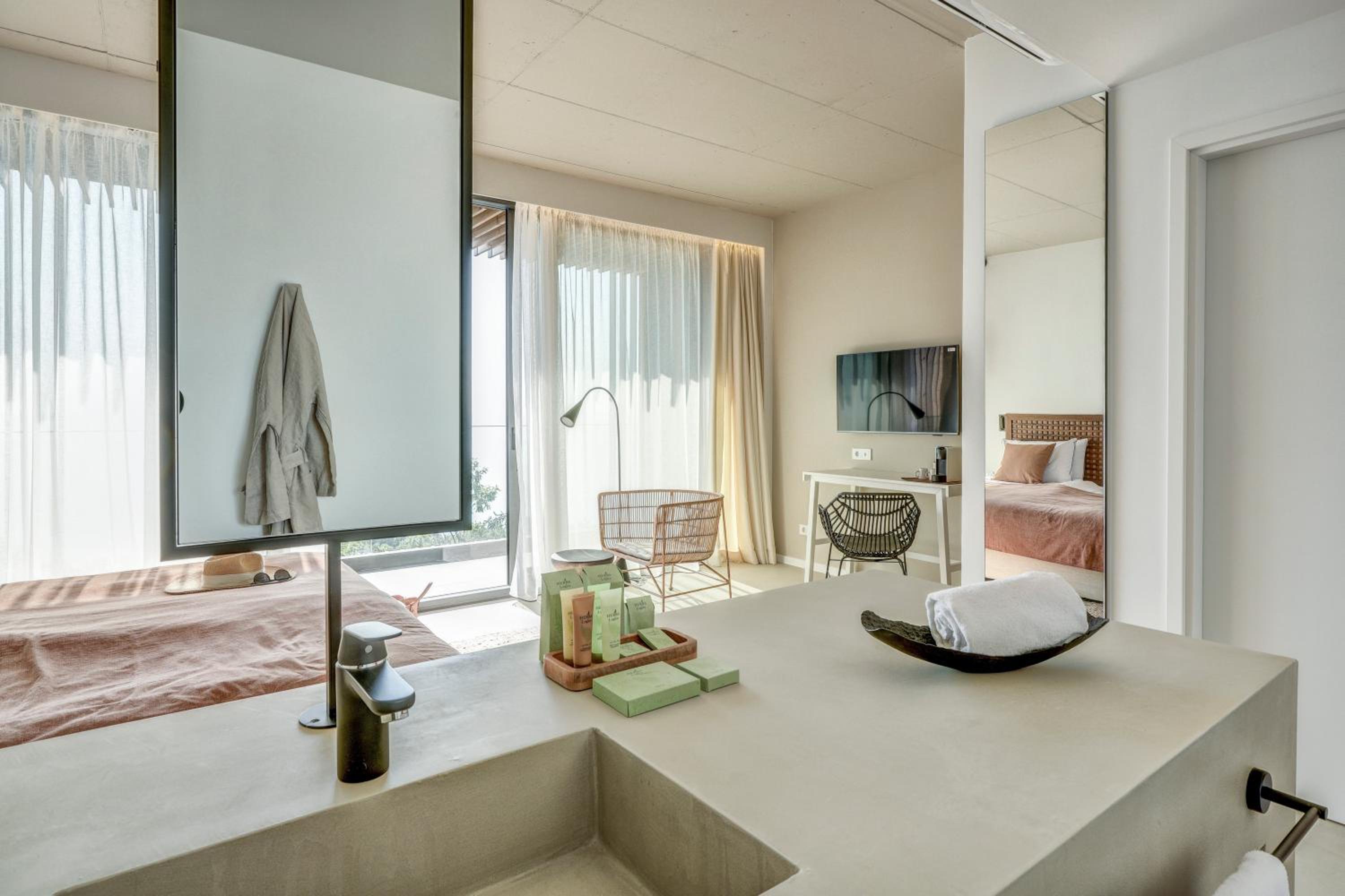 Double Room with Sea View - Photo 3